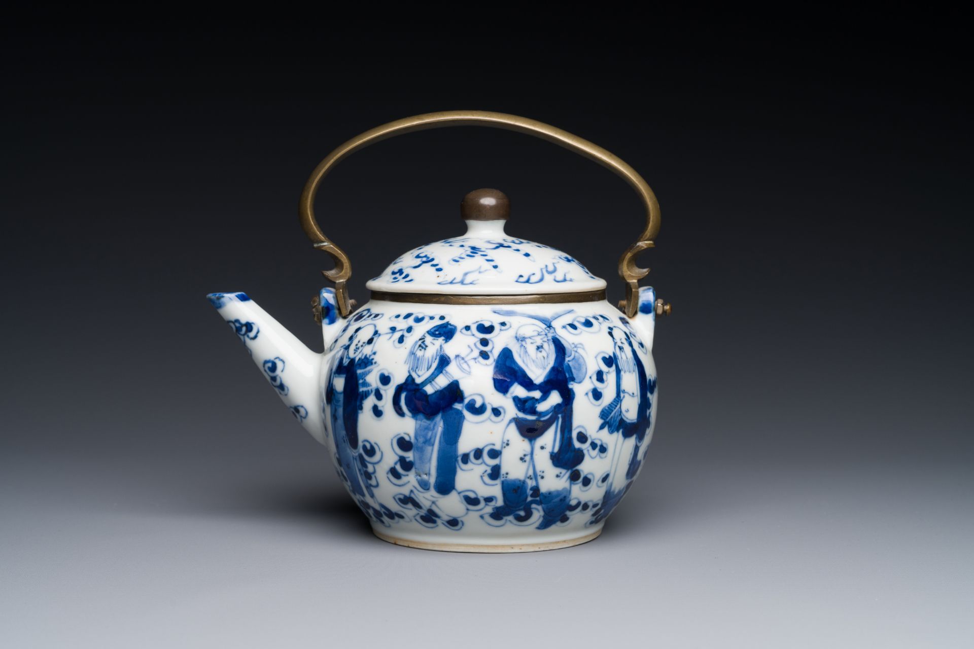 A Chinese blue and white 'Eight Immortals' teapot with bronze mount for the Thai market, Yong Mao Yu - Bild 2 aus 4
