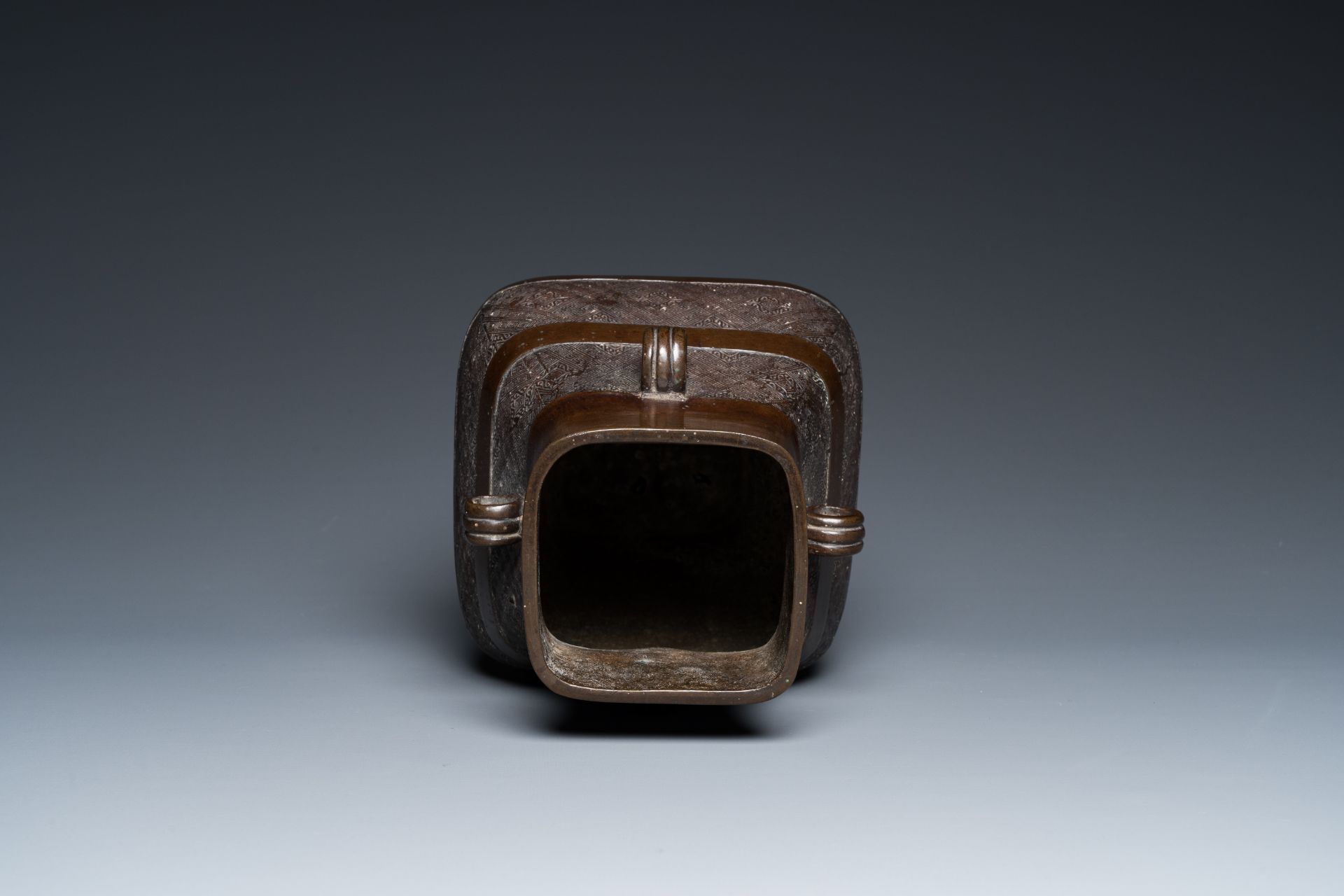 A Chinese archaistic bronze 'fanghu' vase, Ming - Bild 19 aus 24