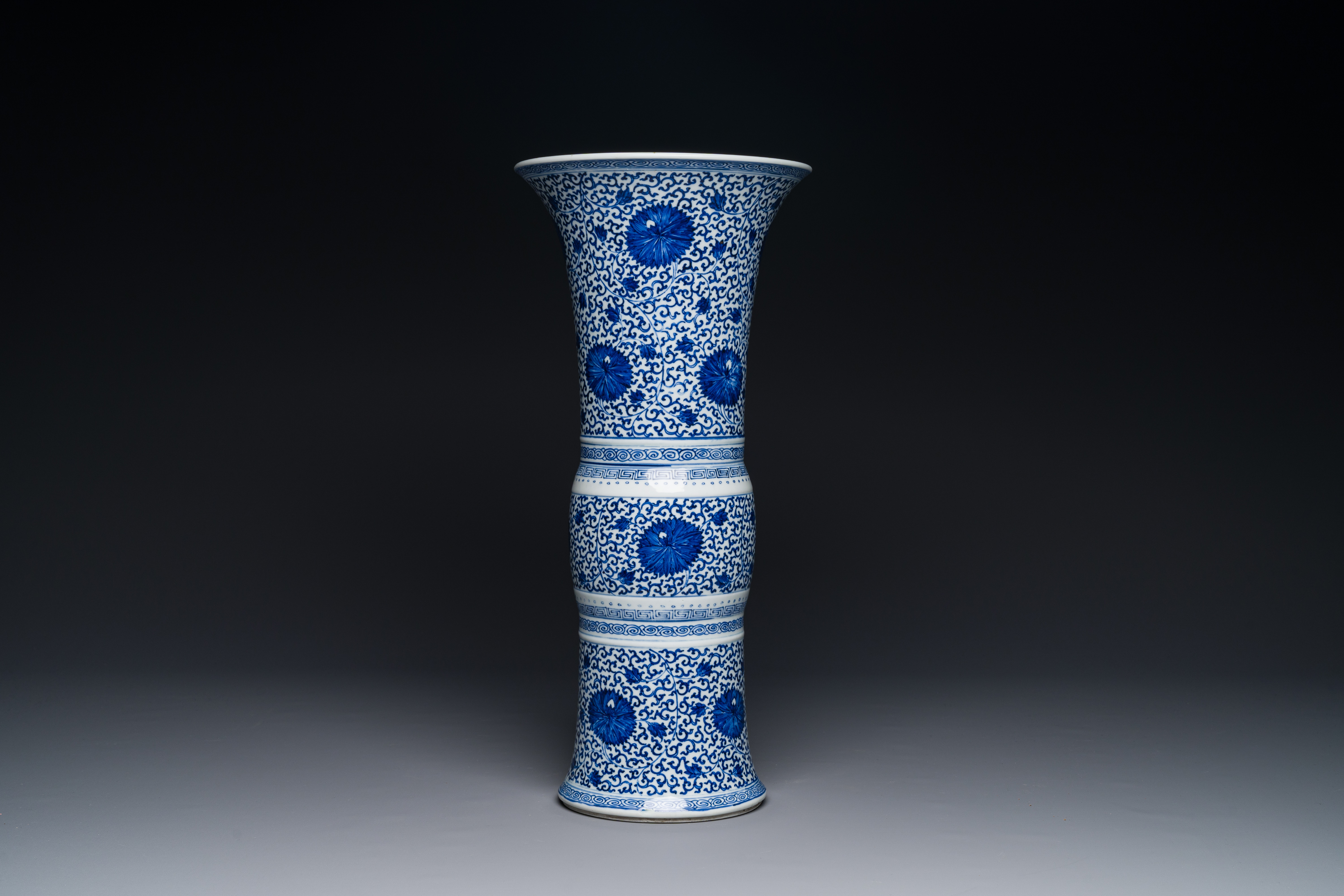 A Chinese blue and white 'chrysanthemum scroll' 'gu' vase, Kangxi - Image 3 of 7