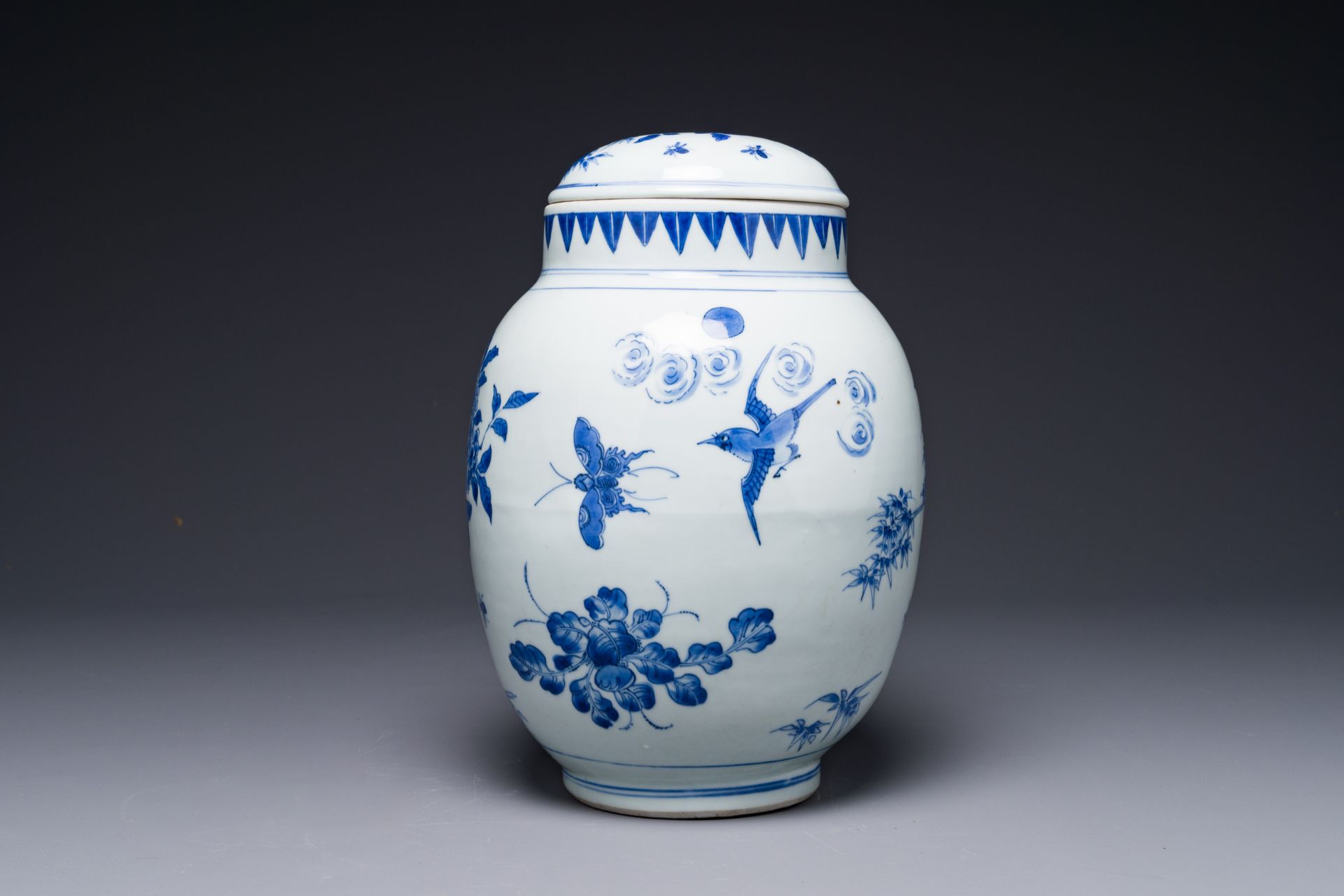 A Chinese blue and white jar and cover with birds and flowers, Transitional period - Bild 2 aus 6