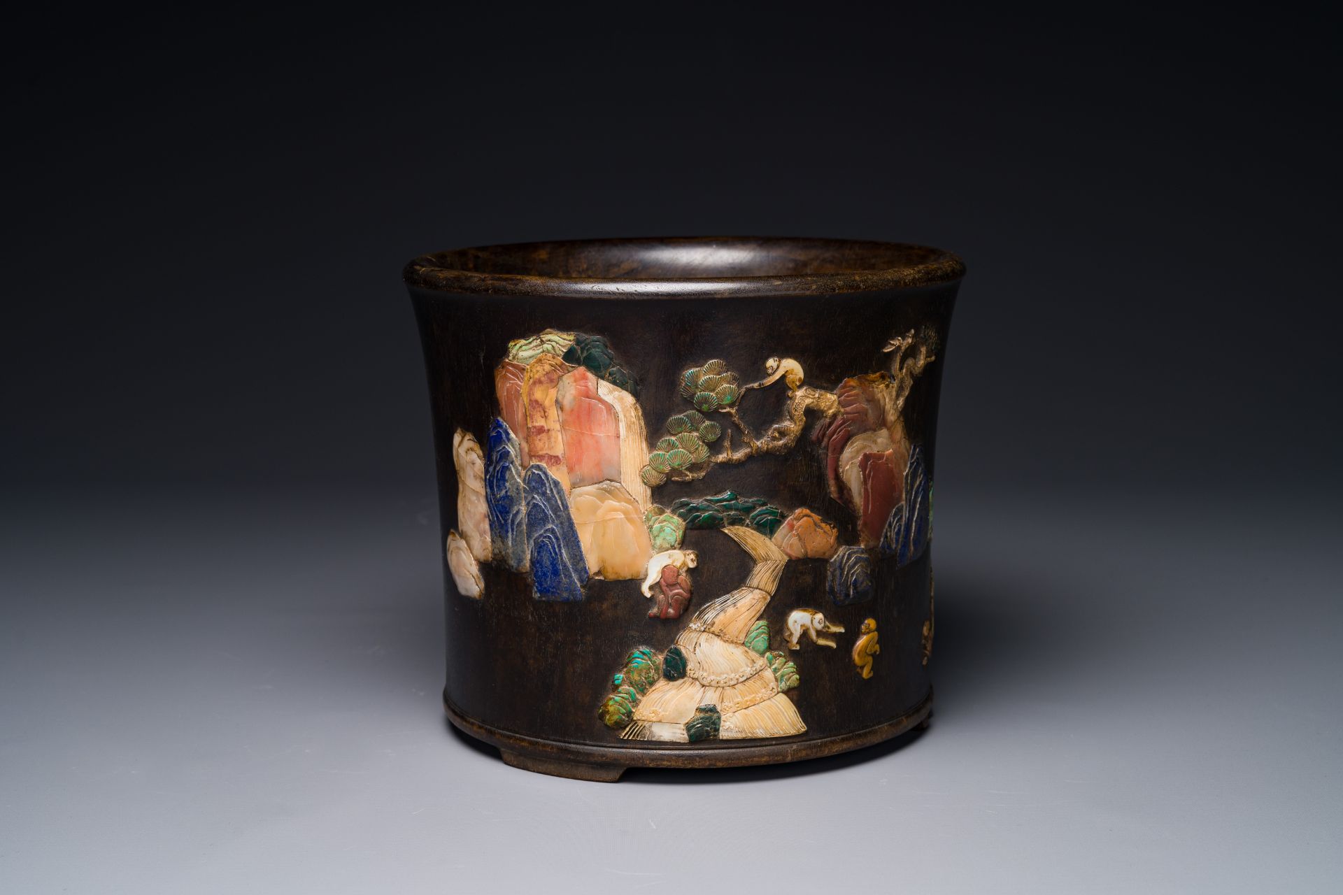 A large Chinese precious-stone-embellished zitan wood brush pot, 17/18th C. - Image 4 of 6