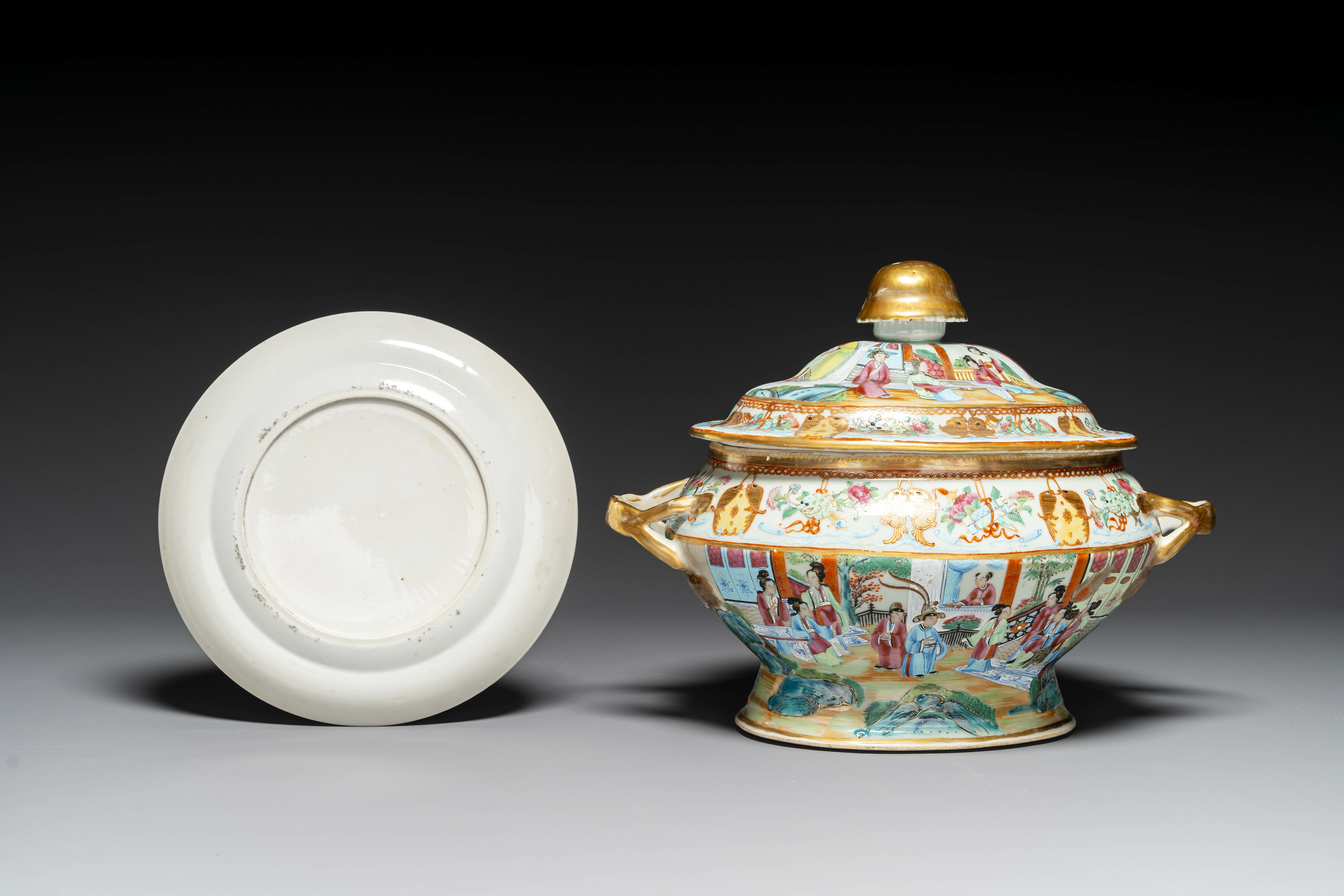 A Chinese Canton famille rose tureen and cover and matching plate, 19th C. - Image 2 of 4