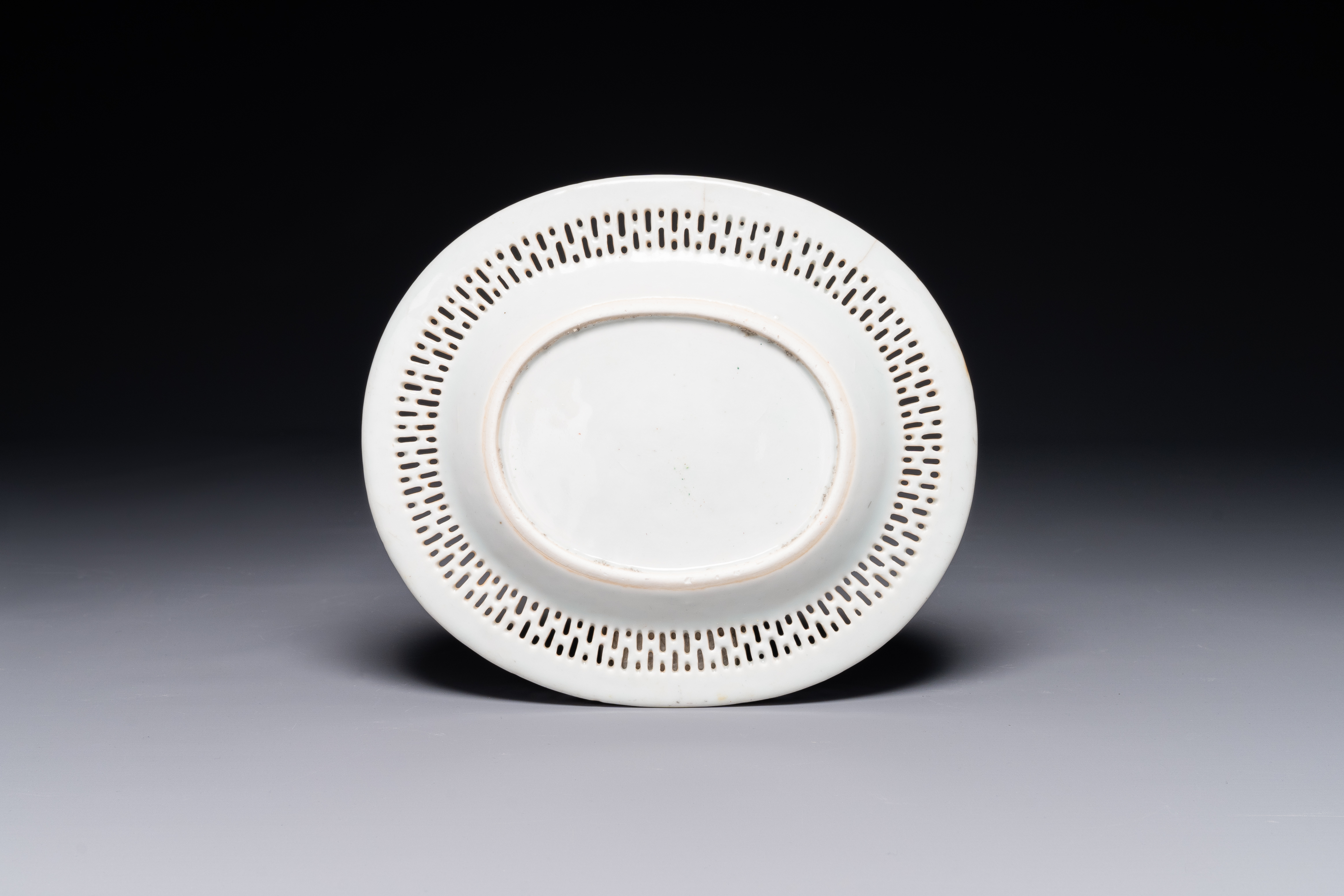 An oval Chinese Canton famille rose dish with a reticulated border, 19th C. - Image 2 of 2