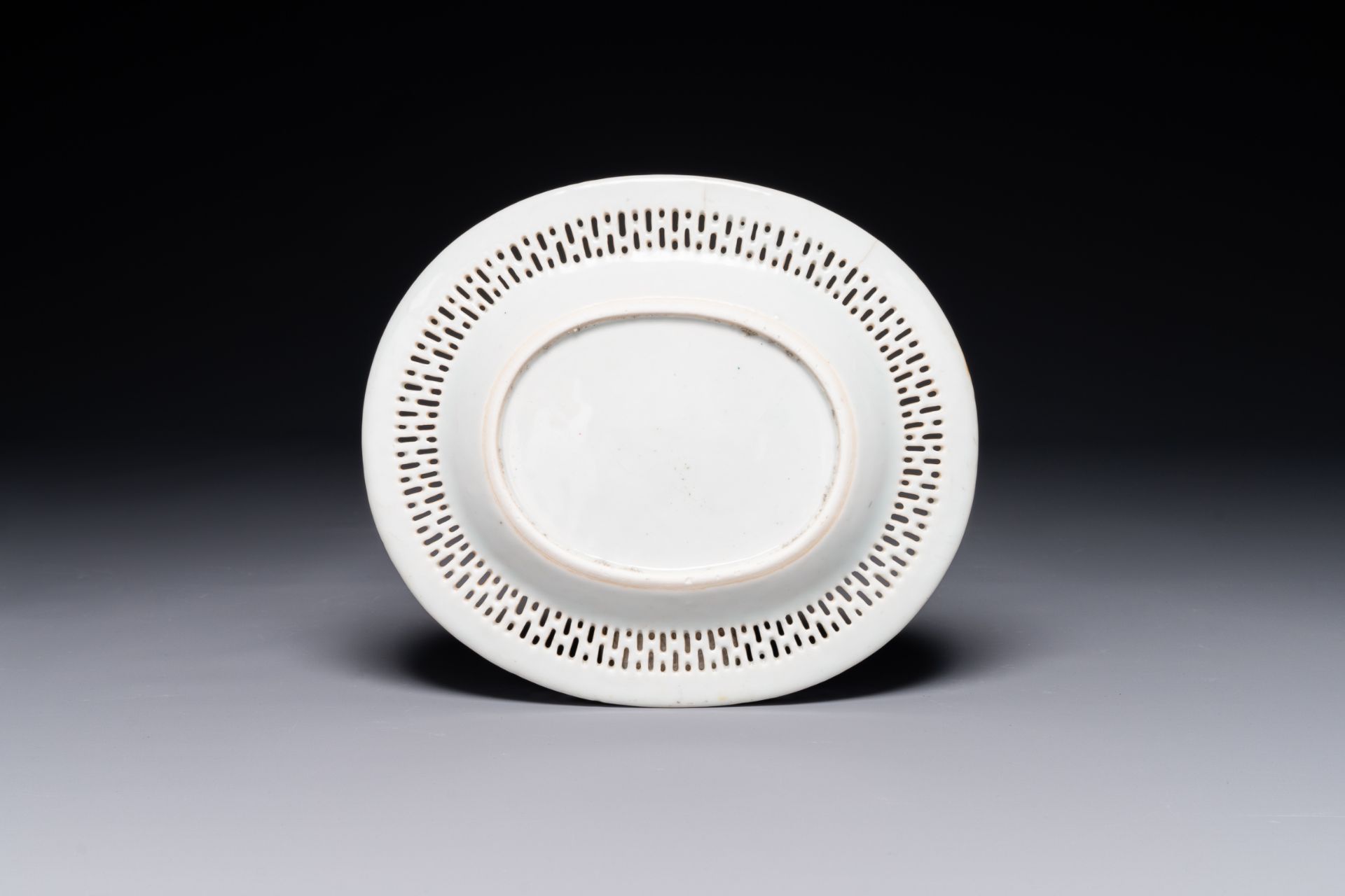 An oval Chinese Canton famille rose dish with a reticulated border, 19th C. - Bild 2 aus 2