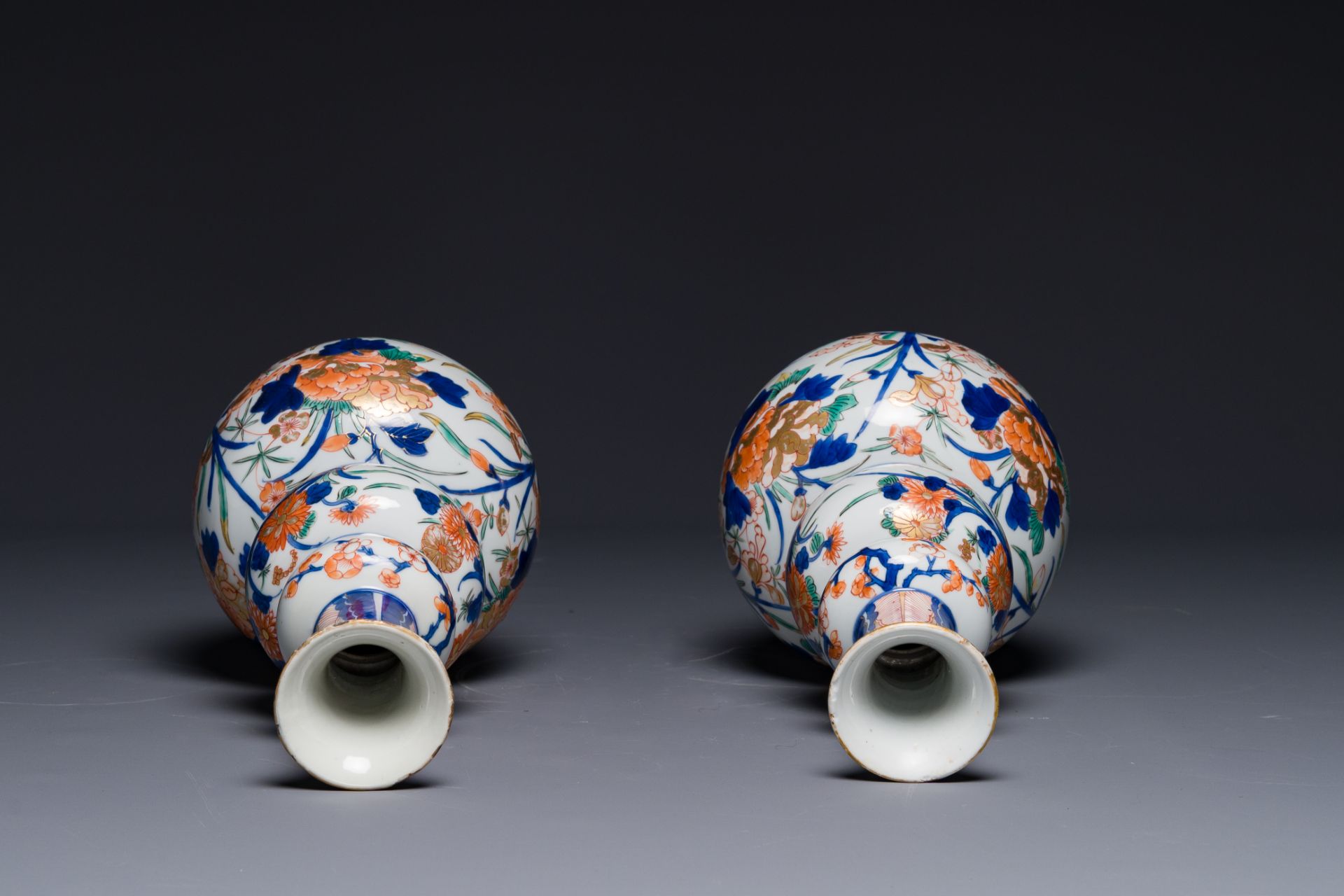 A pair of Chinese verte-Imari triple gourd vases, Kangxi - Bild 4 aus 5