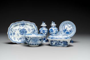 A group of six pieces of Chinese blue and white porcelain, 18/19th century