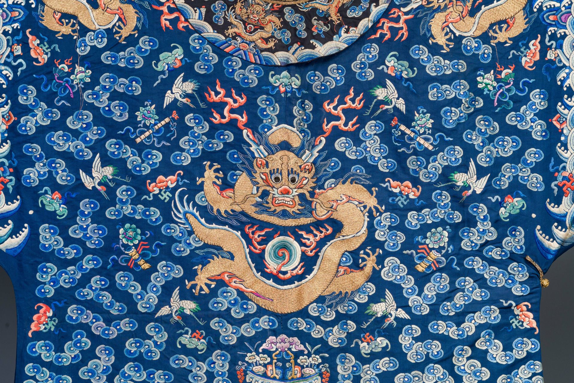 A Chinese gold thread embroidered blue-ground silk 'dragon' robe, 19th C. - Bild 4 aus 7