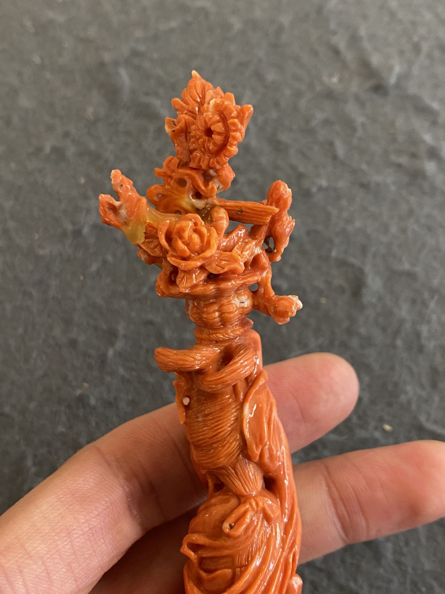 A Chinese red coral figure of a standing lady with a flower basket, 19/20th C. - Image 11 of 17