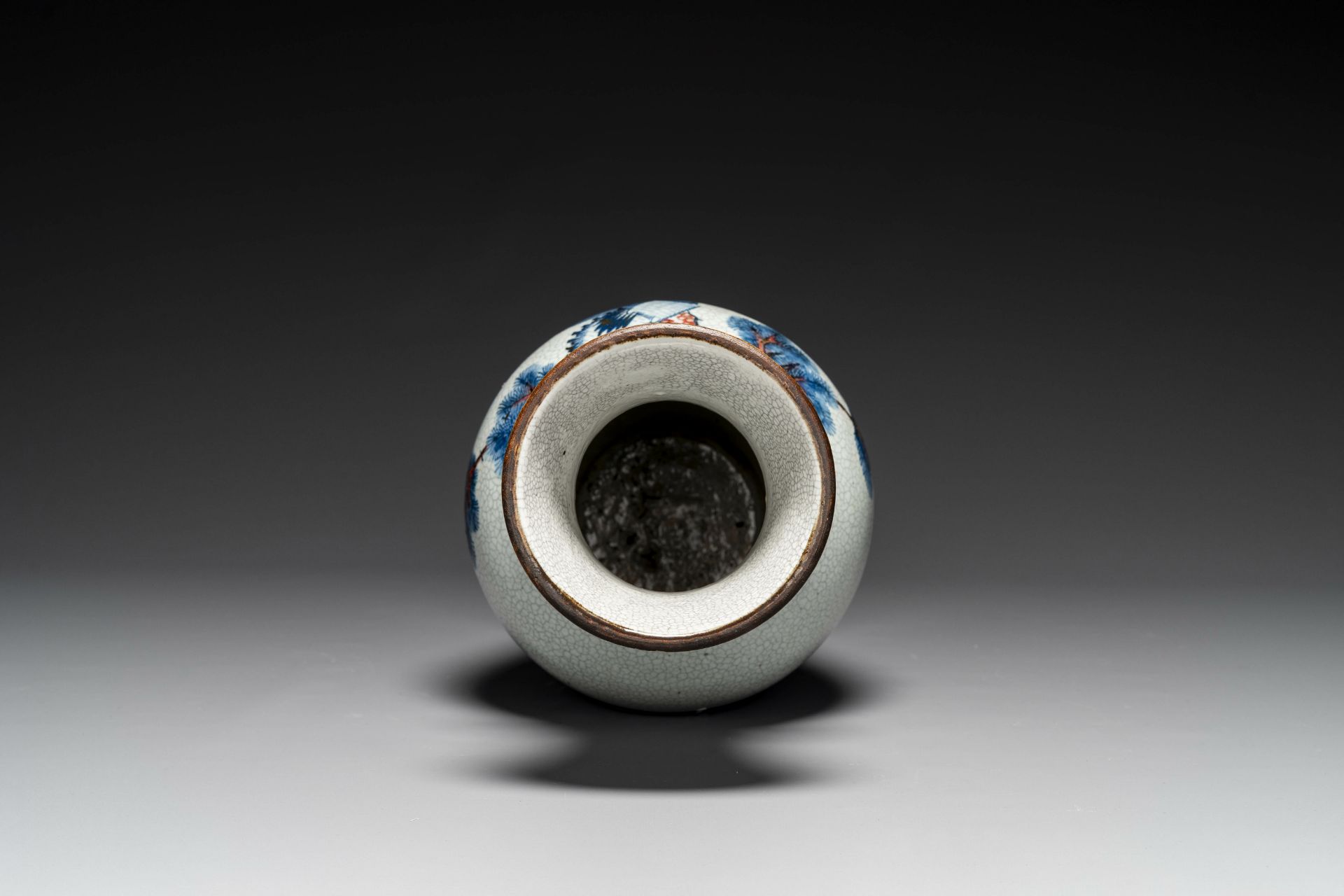 A Chinese blue, white and copper-red Nanking crackle-glazed vase, 19th C. - Image 3 of 4