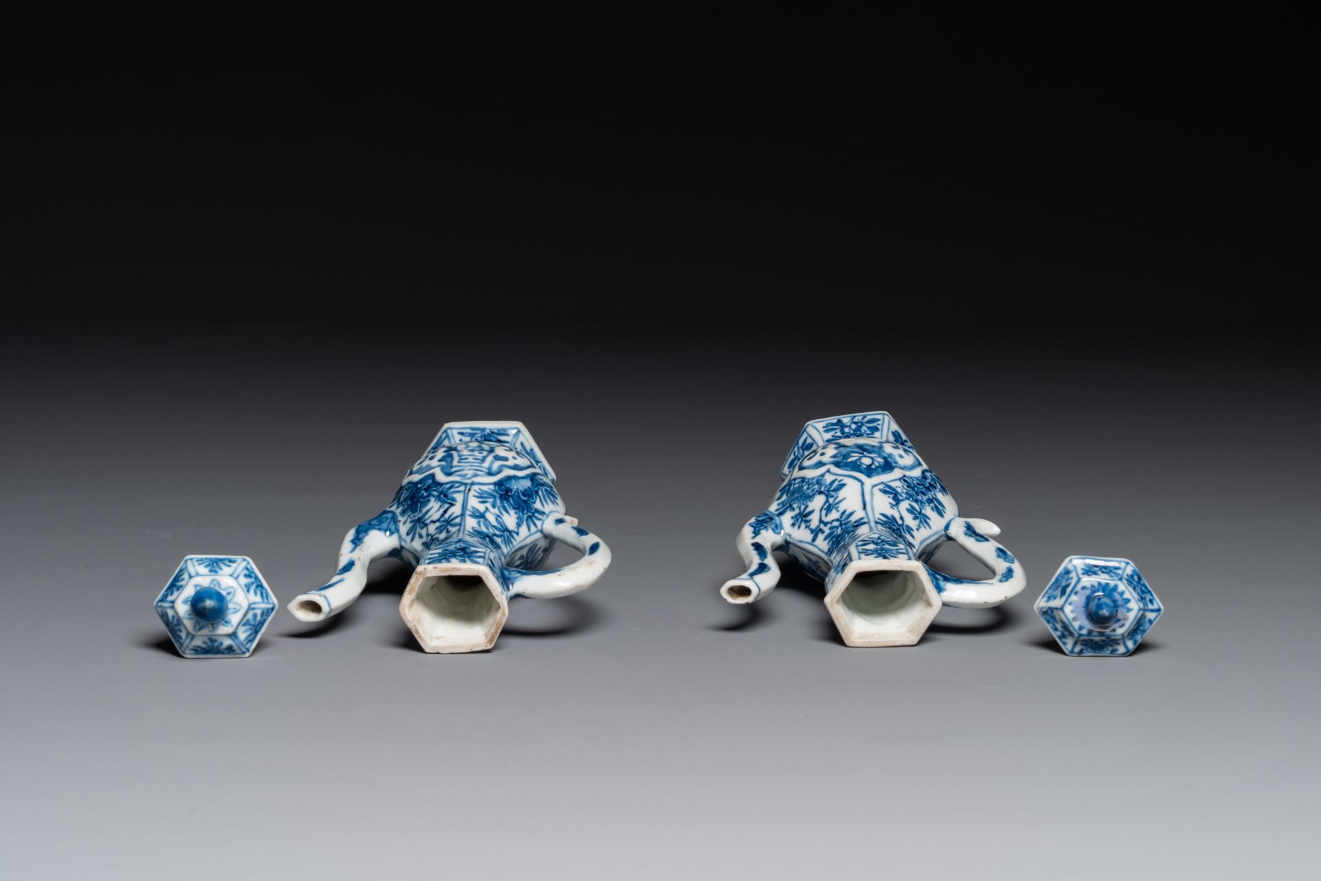 Two Chinese blue and white ewers and covers, Kangxi - Bild 5 aus 6