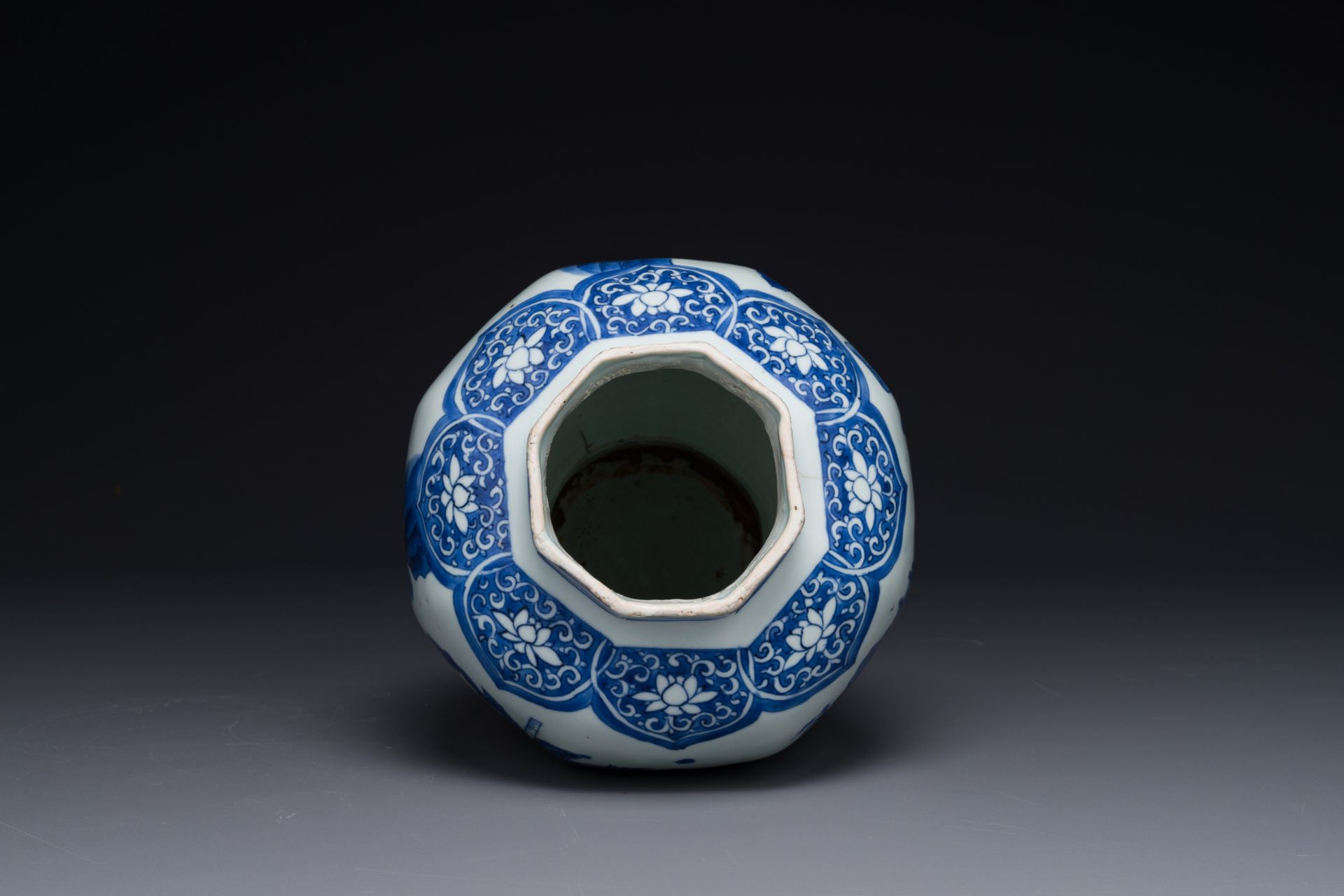 A Chinese blue and white octagonal 'Zhi Ri Gao Sheng æŒ‡æ—¥é«˜æ˜‡' vase, Transitional period - Image 7 of 8