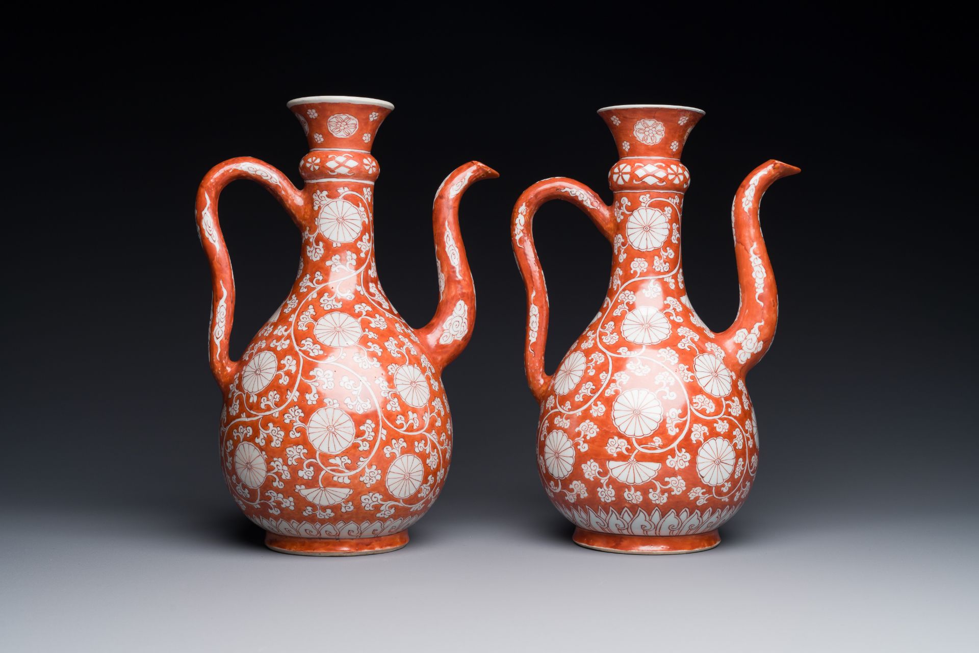 A pair of rare Chinese iron-red-enamelled 'chrysanthemum scroll' ewers, Kangxi - Bild 4 aus 7