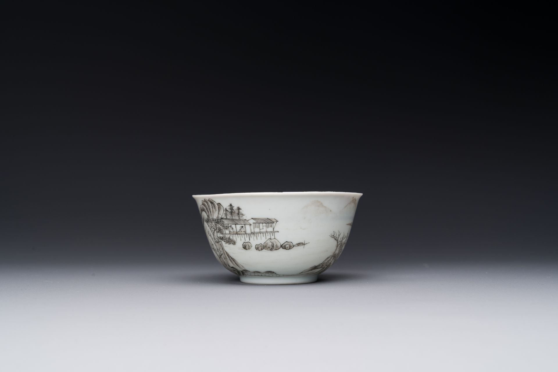 A fine Chinese grisaille and gilt cup with mountainous landscape design, Yongzheng - Bild 4 aus 7