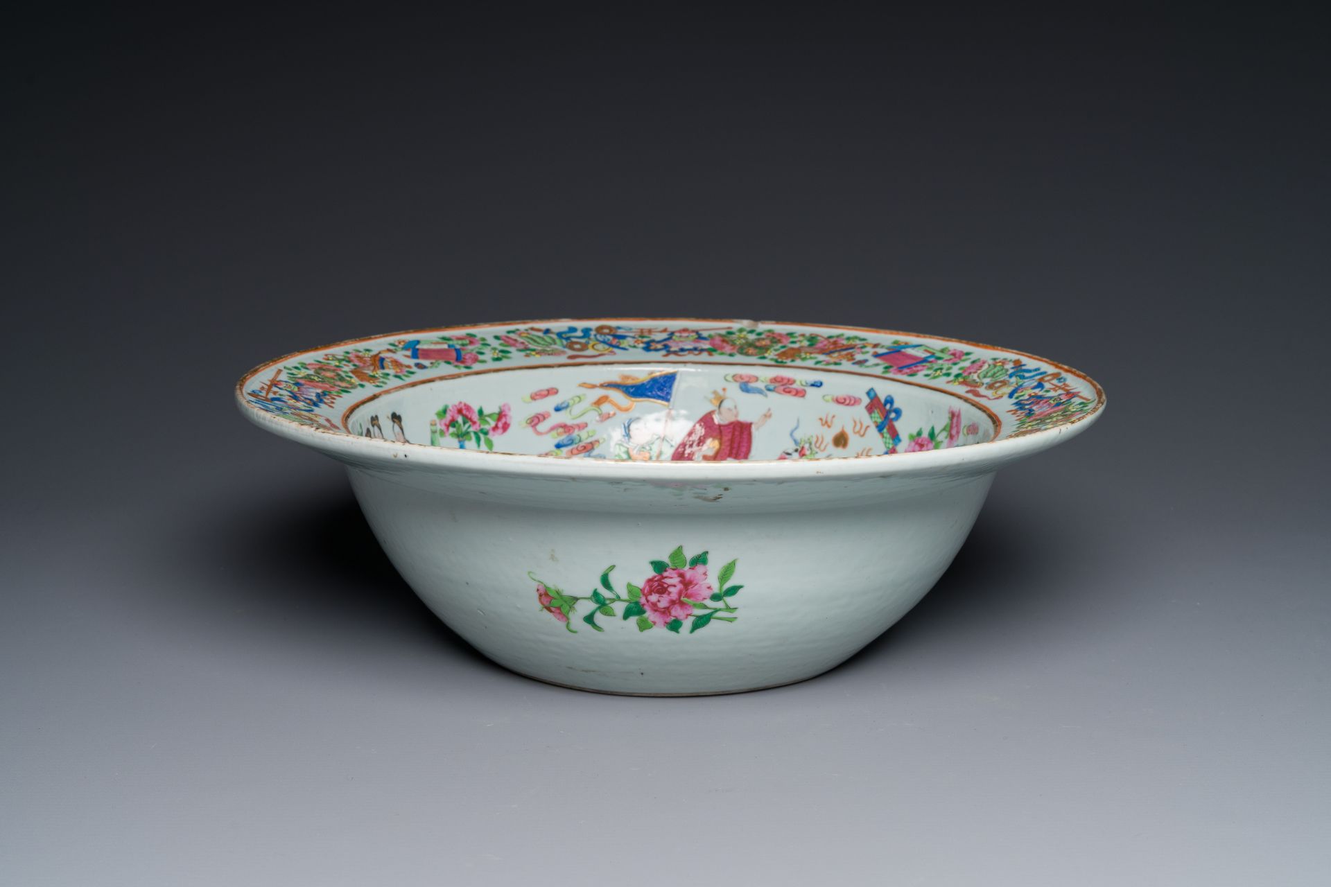 A large Chinese Canton famille rose 'Qi Lin Song Zi' basin, 19th C. - Bild 2 aus 5