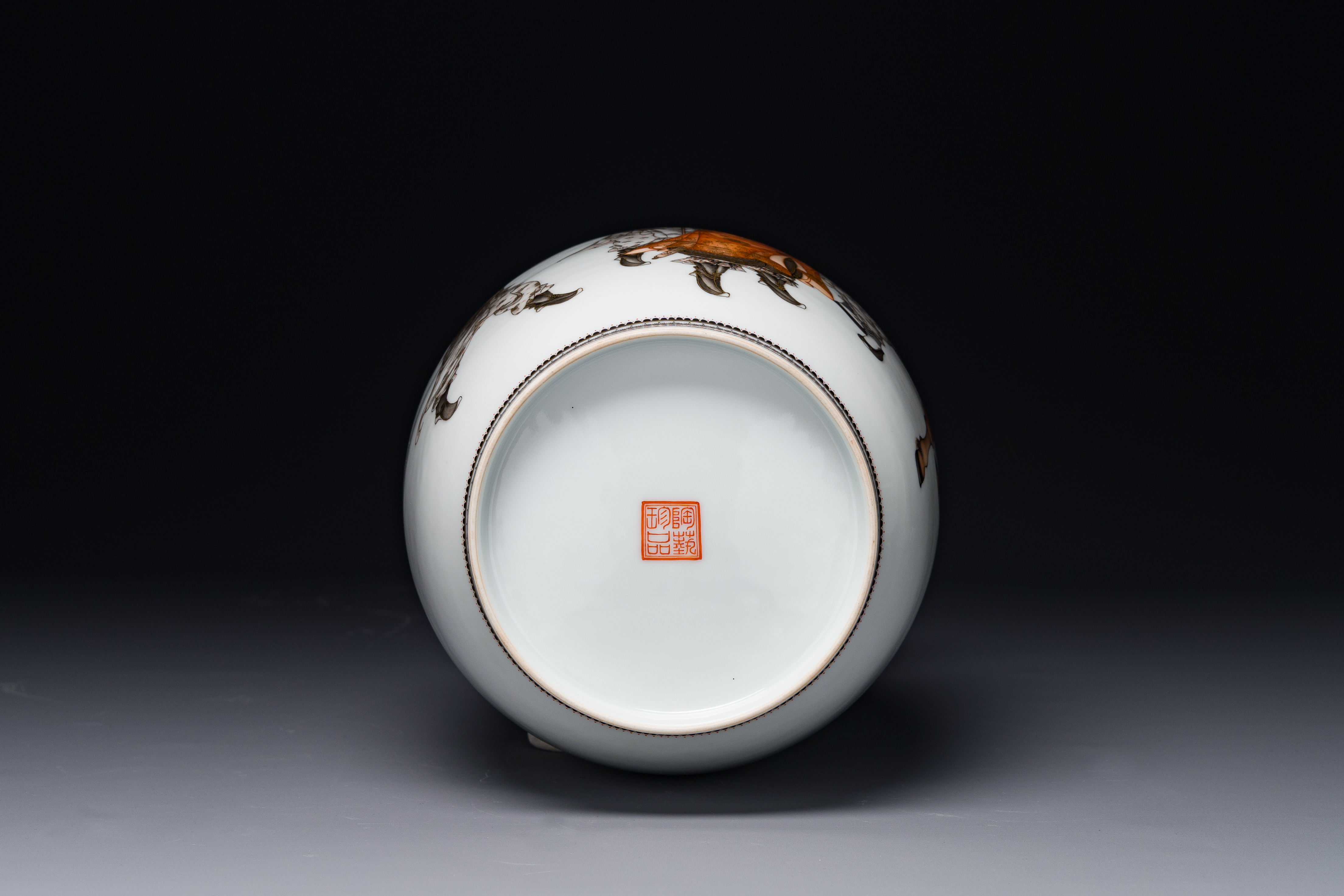 A fine Chinese iron-red, grisaille and gilt lantern-shaped 'mulan æœ¨è˜­' vase, signed Zhou Xiangpu - Image 6 of 6