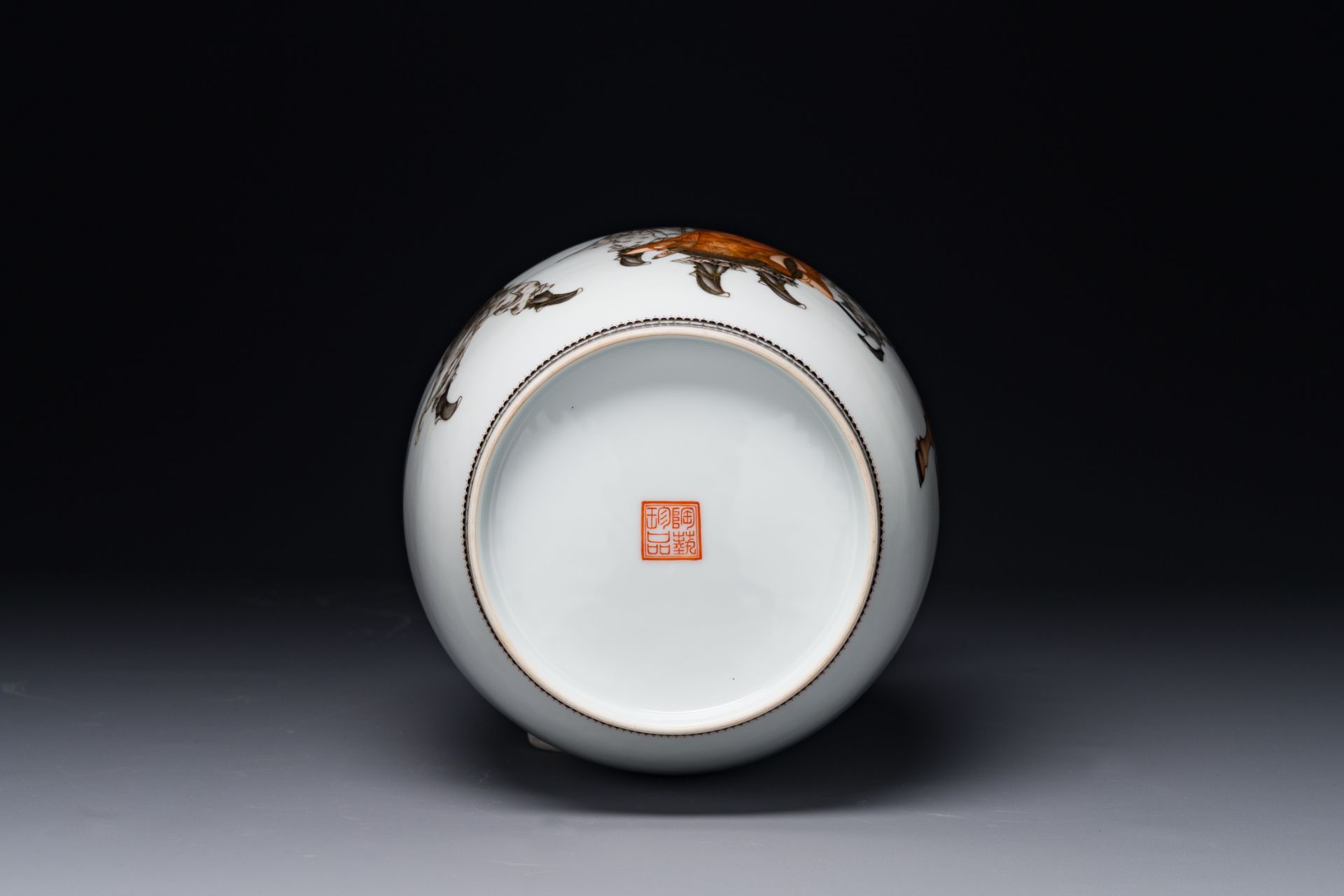 A fine Chinese iron-red, grisaille and gilt lantern-shaped 'mulan æœ¨è˜­' vase, signed Zhou Xiangpu - Bild 6 aus 6