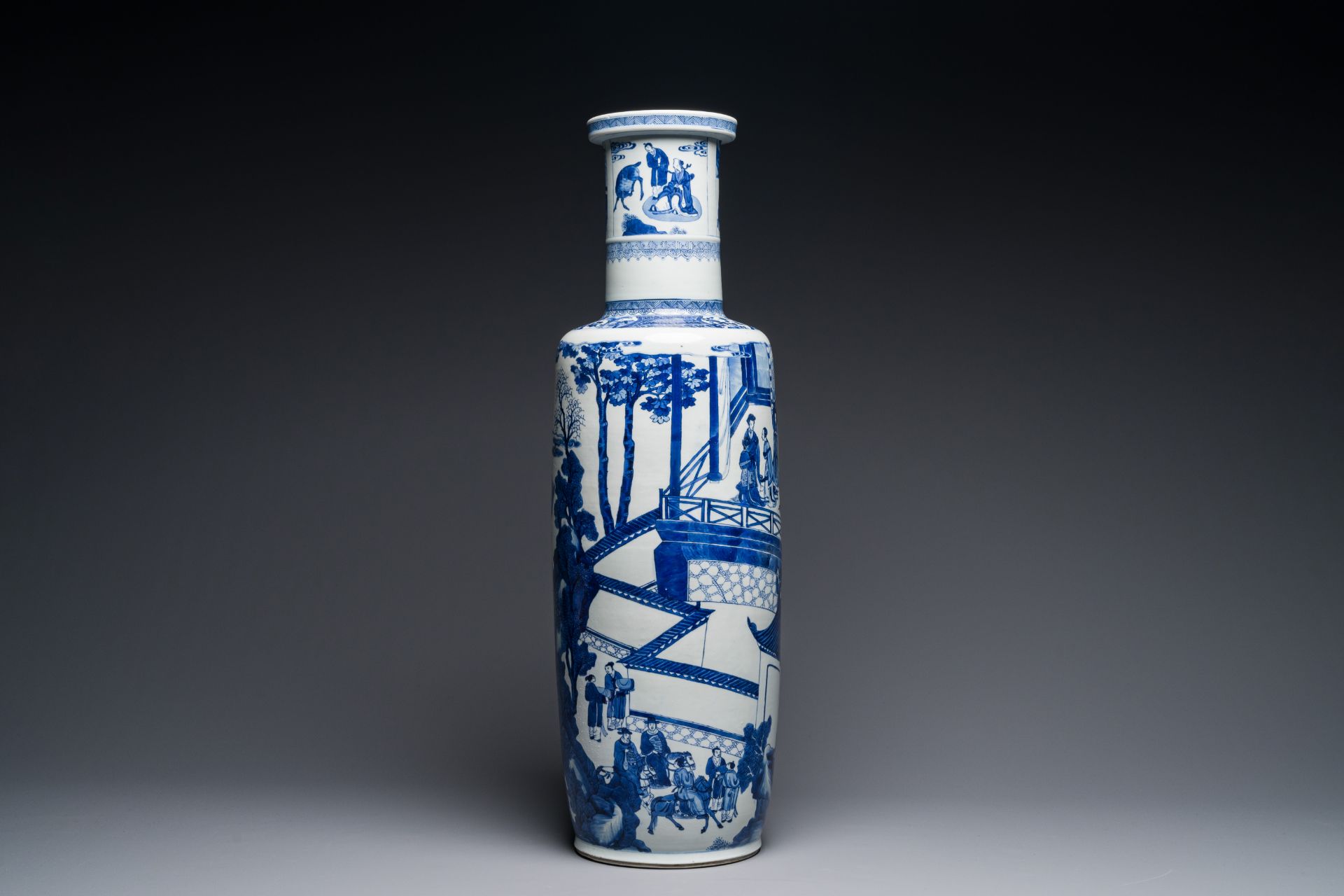 A large Chinese blue and white 'Guo Ziyi éƒ­å­å„€æ‹œå£½' rouleau vase, Kangxi - Bild 3 aus 6