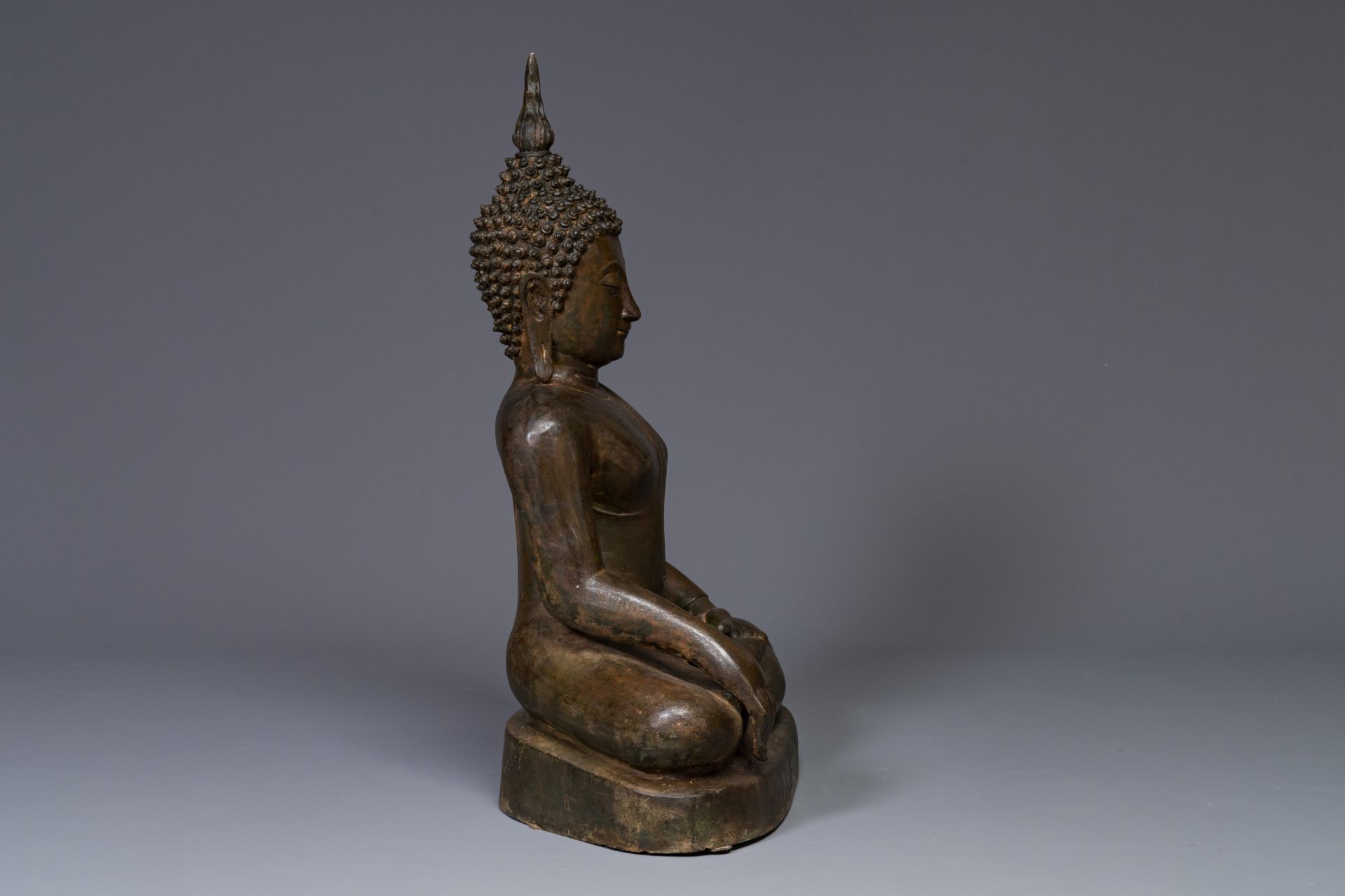 A Thai bronze Buddha in bhumisparsha mudra, 18/19th C. - Image 4 of 18