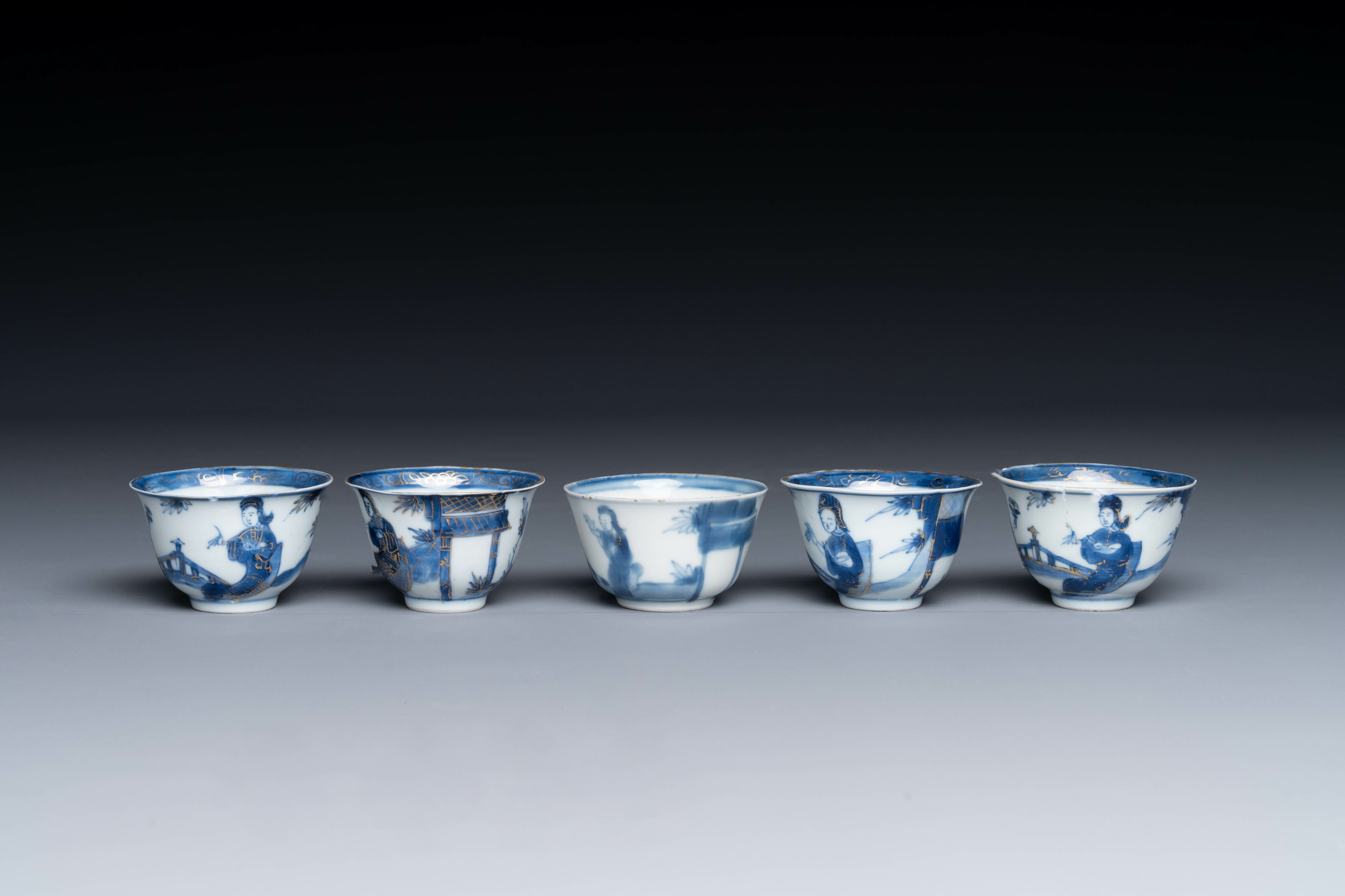 Thirteen Chinese blue and white saucers and twelve cups with figural design, Kangxi/Yongzheng - Image 9 of 11
