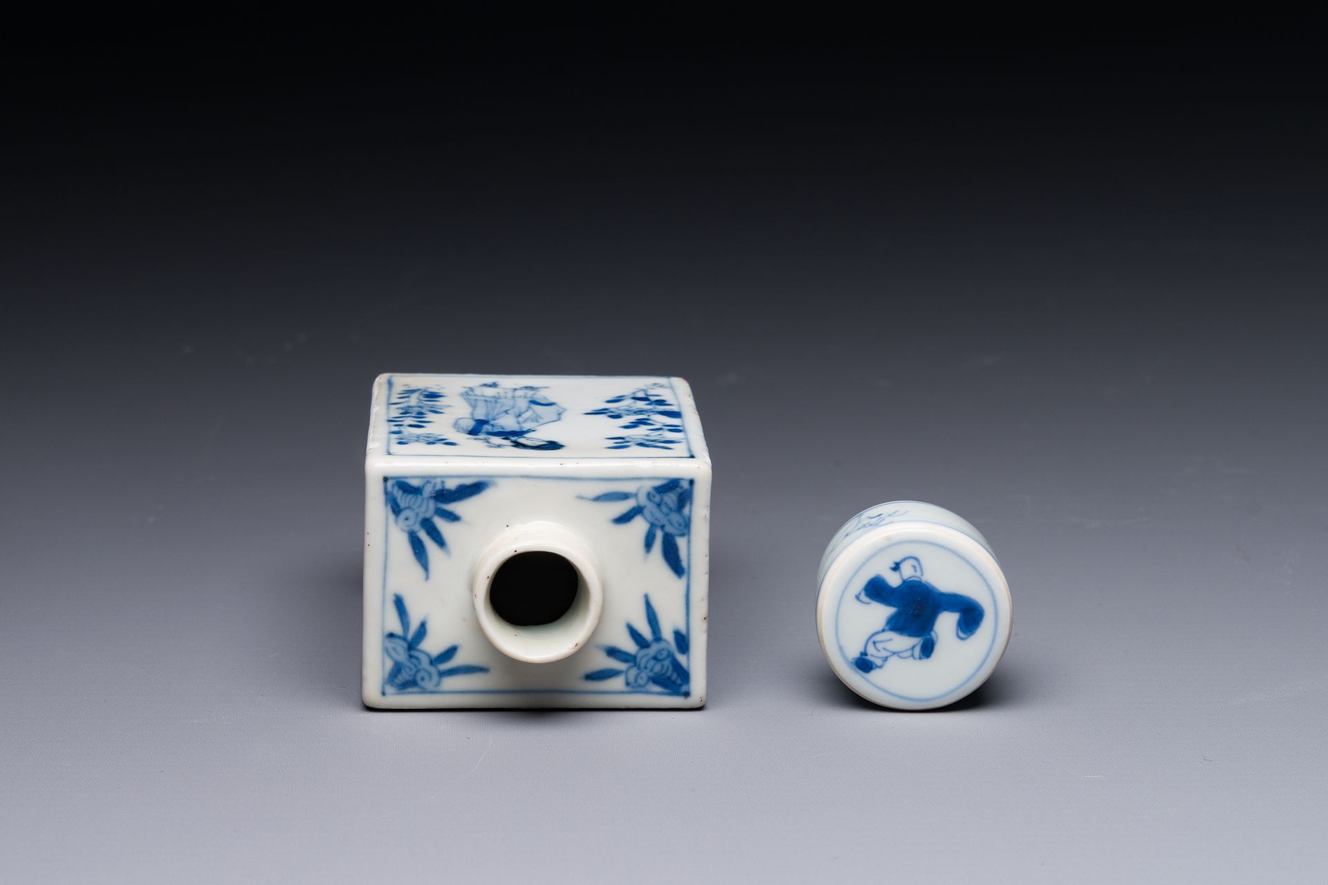 A rectangular Chinese blue and white 'Long Eliza' tea caddy and cover, Kangxi - Image 6 of 7