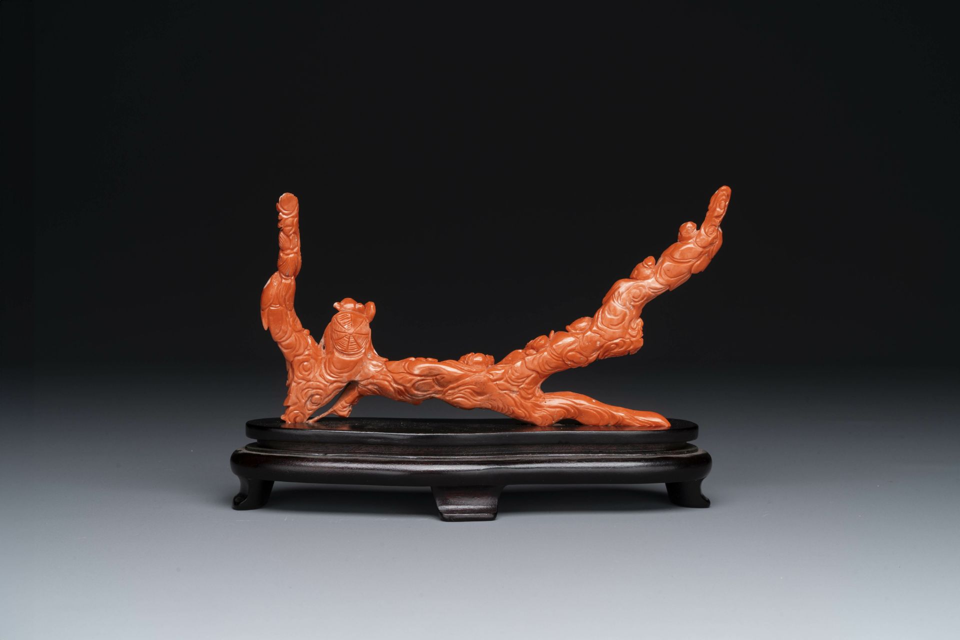 A Chinese red coral 'Eight Immortals' group on wooden stand, 19/20th C. - Bild 3 aus 6