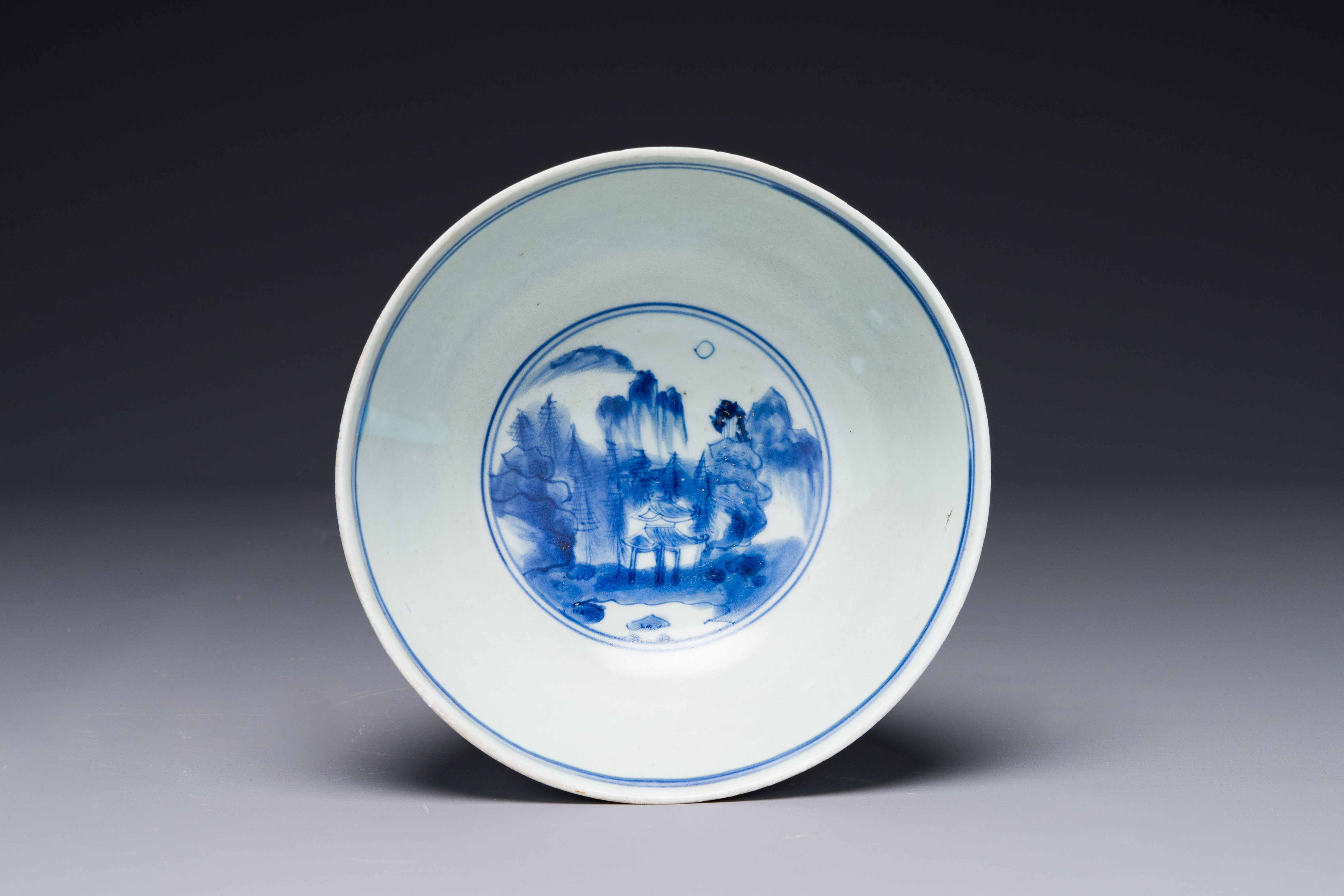 A Chinese blue and white 'Hatcher cargo' bowl with floral design, Transitional period - Image 4 of 5