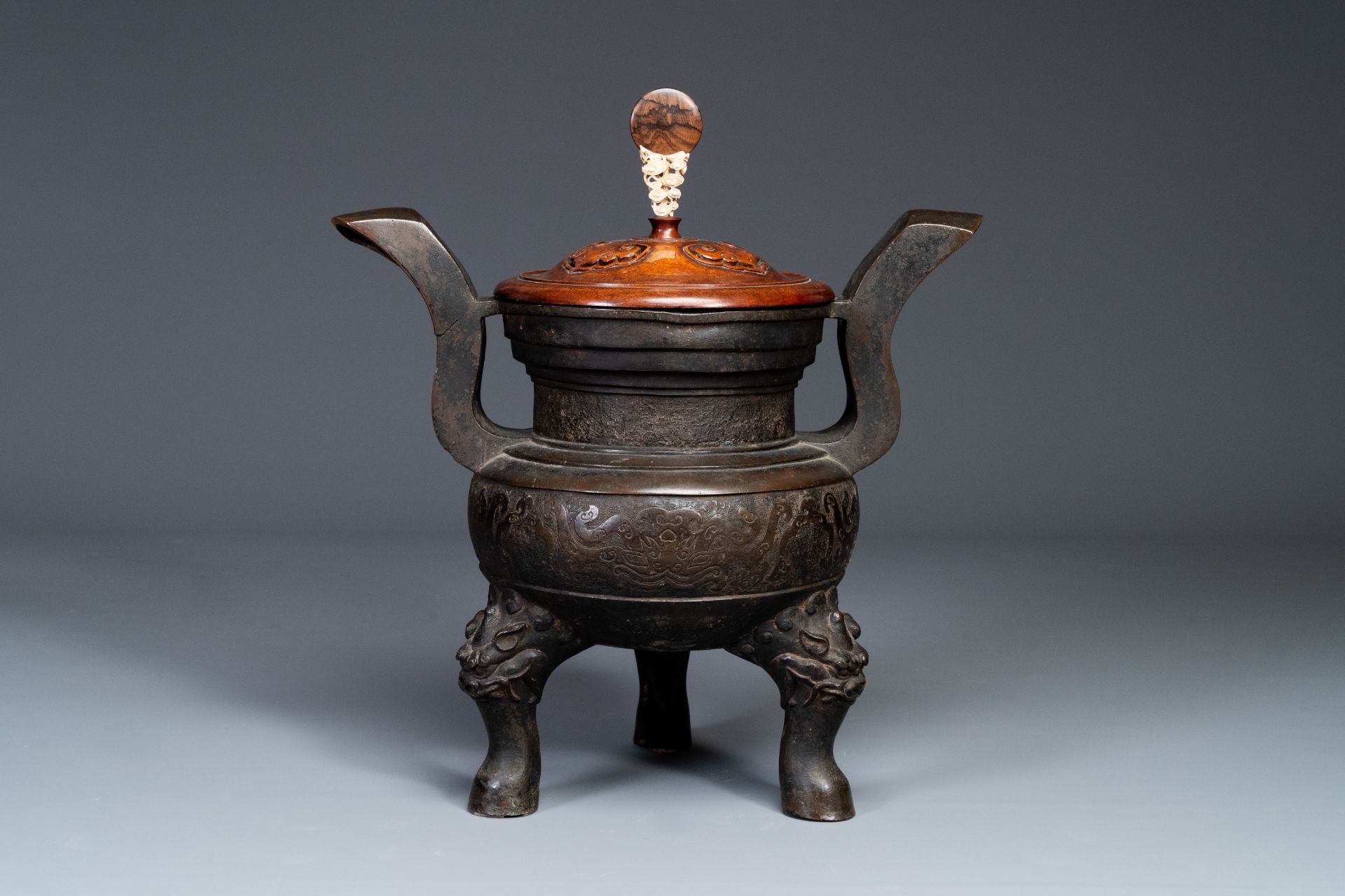 An important Chinese bronze tripod 'taotie' censer with wooden lid, Ming - Bild 8 aus 18