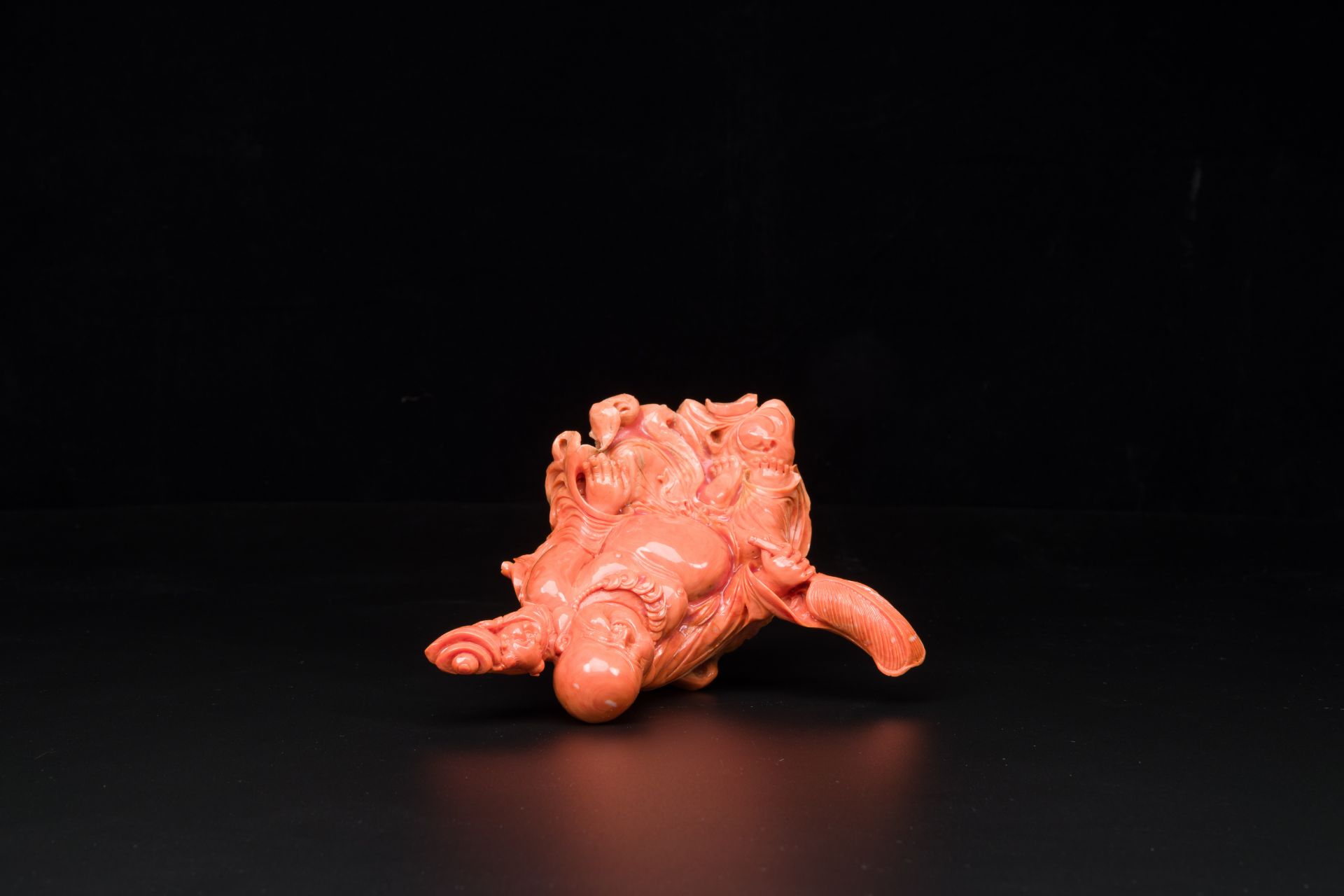 A Chinese red coral figure of a laughing Buddha on wooden stand, 19/20th C. - Image 5 of 6