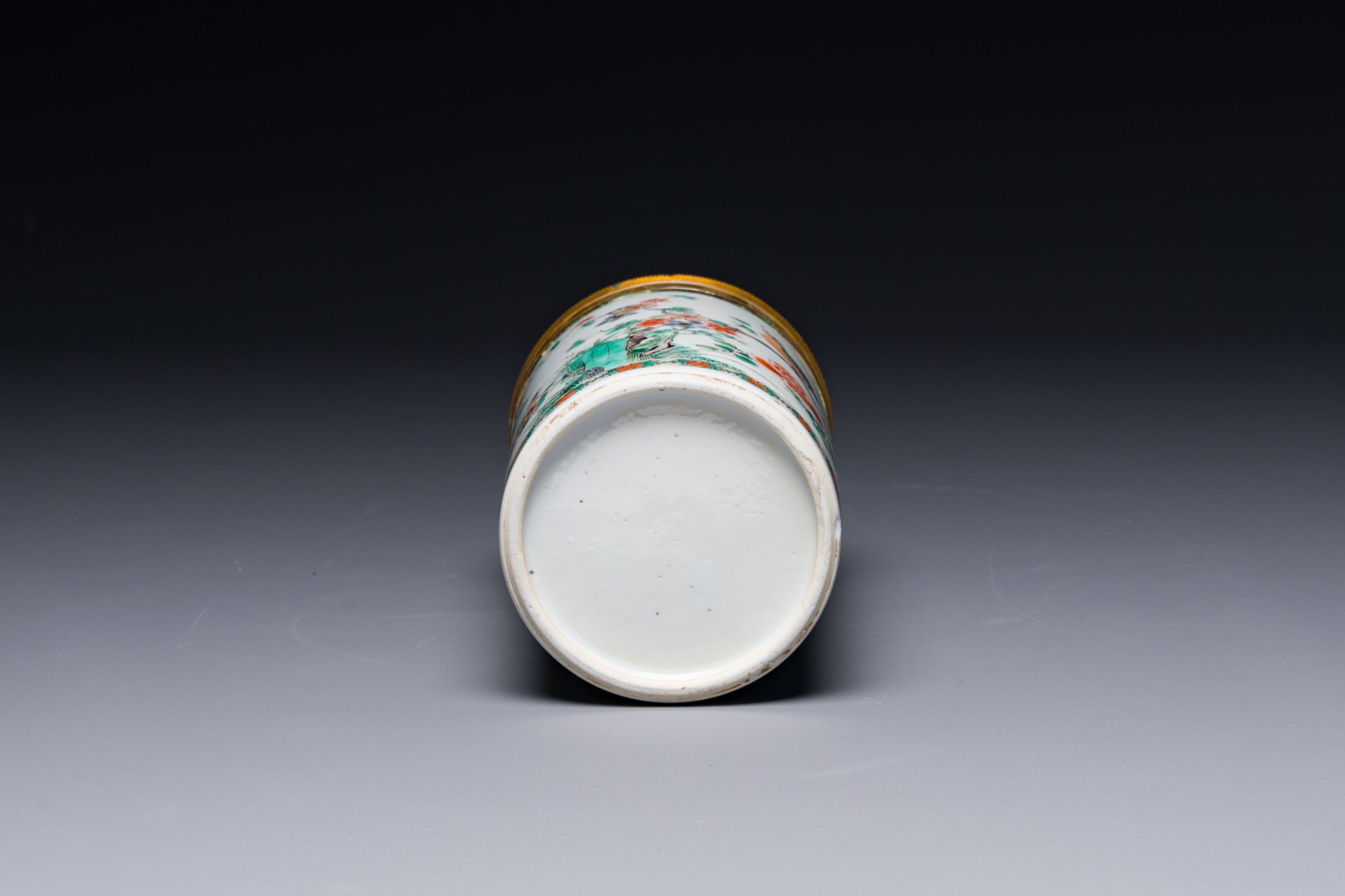 A Chinese famille verte cylindrical box and cover with gilt bronze mount, Kangxi - Image 4 of 4