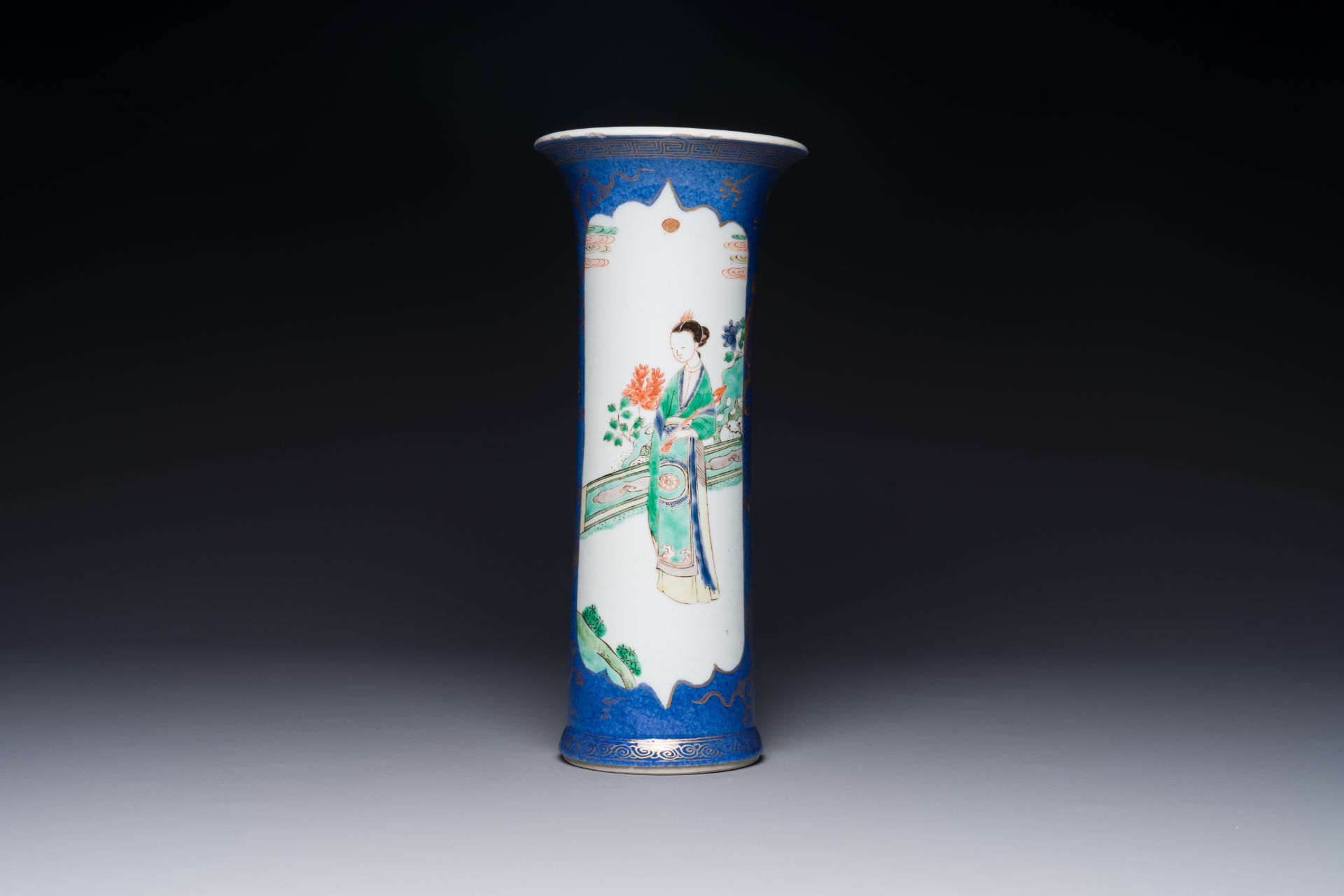 A Chinese famille verte powder-blue-ground 'court lady' beaker vase, Kangxi - Bild 2 aus 3