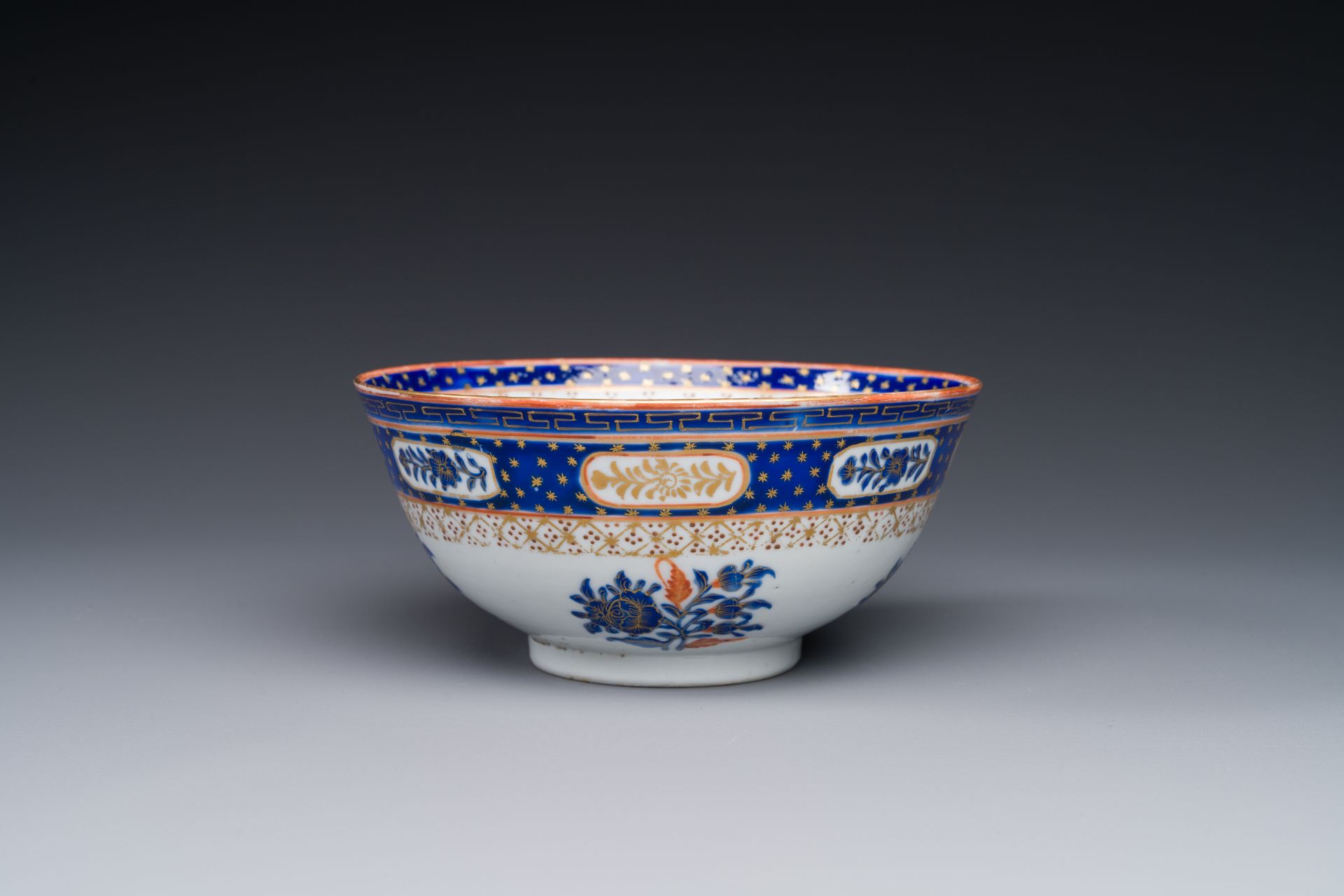 A Chinese Canton polychrome decorated bowl for the Islamic market, 19th C. - Bild 2 aus 5