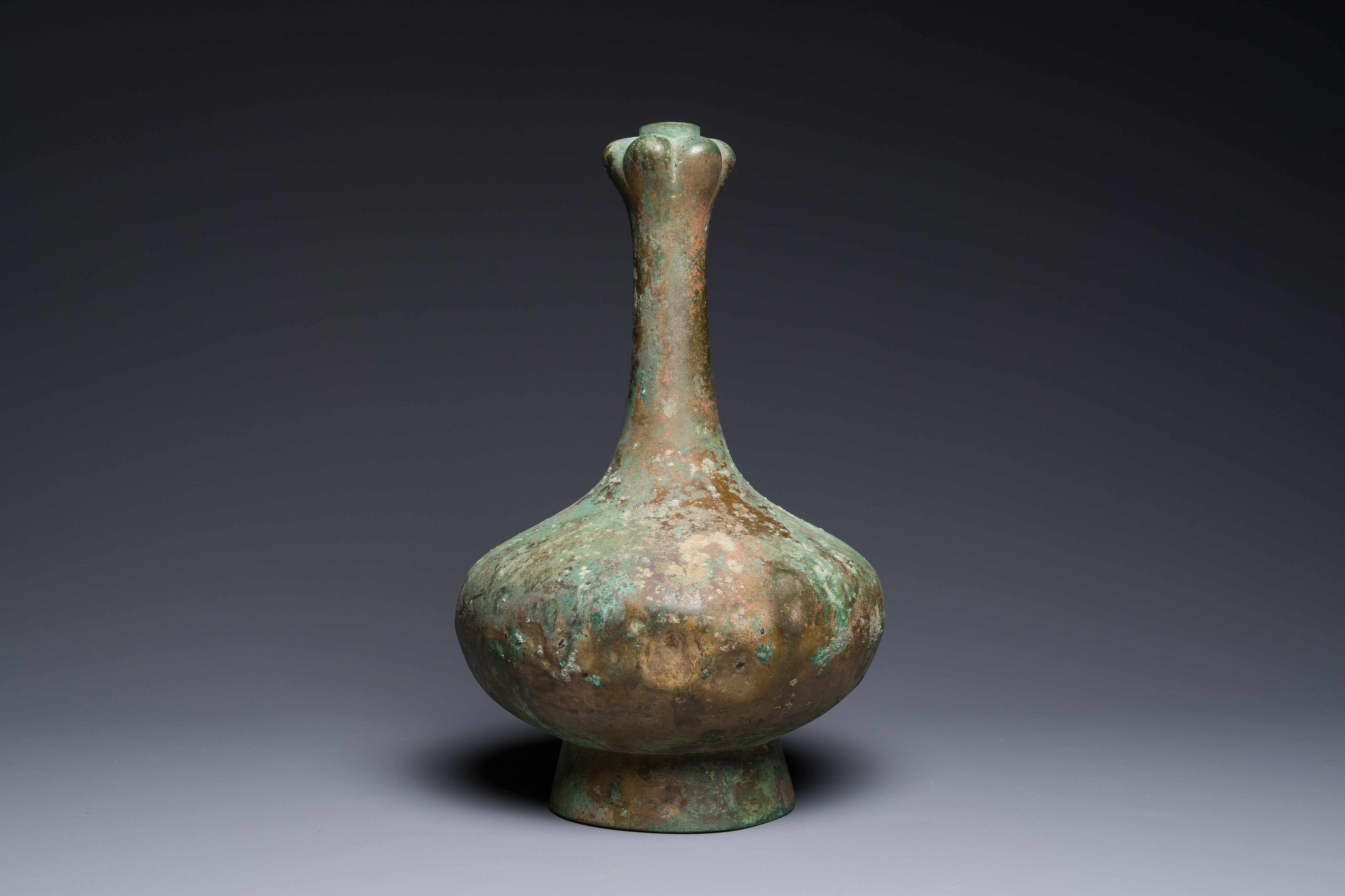 A Chinese bronze garlic-mouth vase, Han - Image 4 of 9
