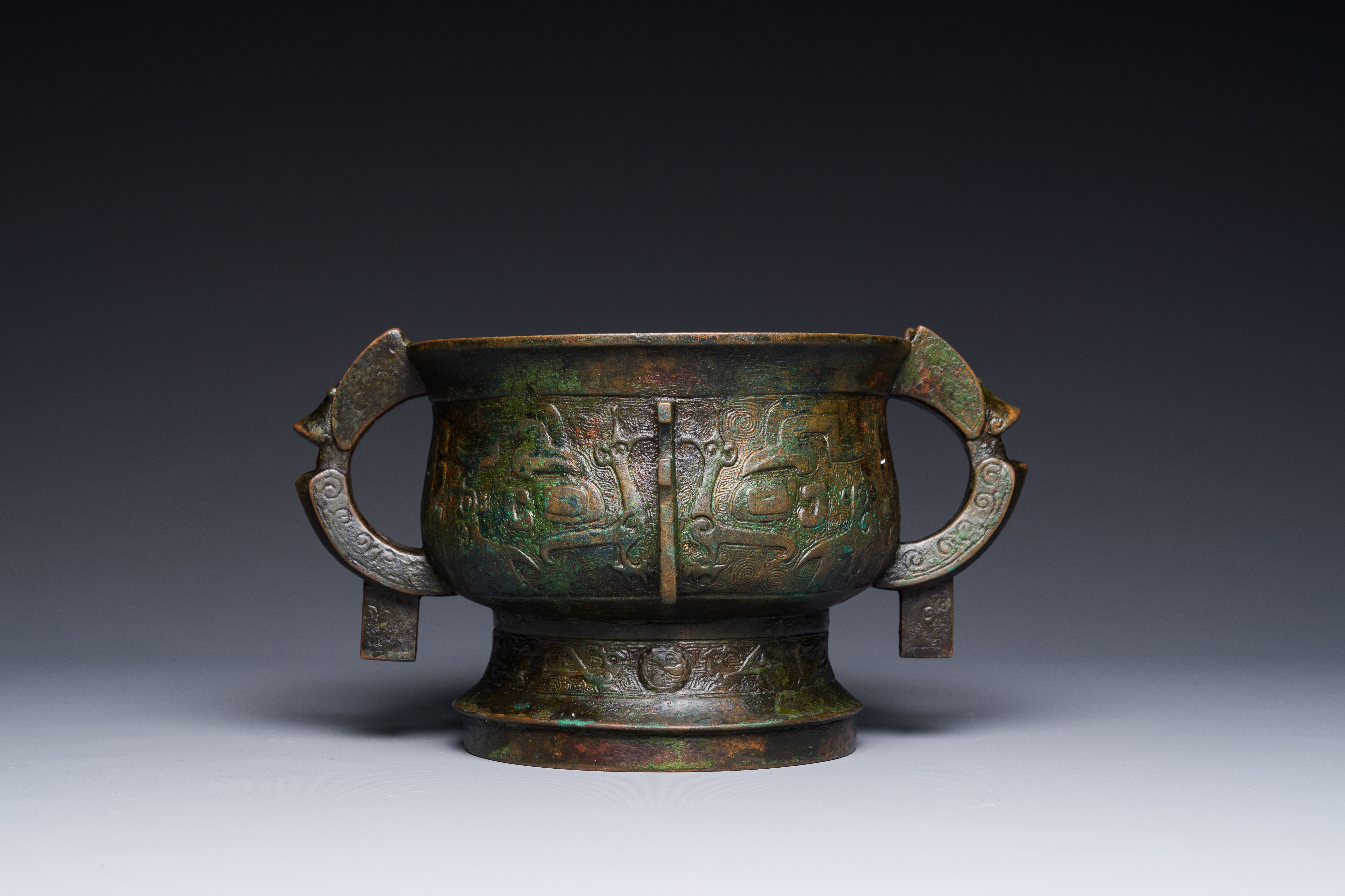 A Chinese unusual archaistic bronze censer with wooden cover, 'gui', Song - Image 4 of 21