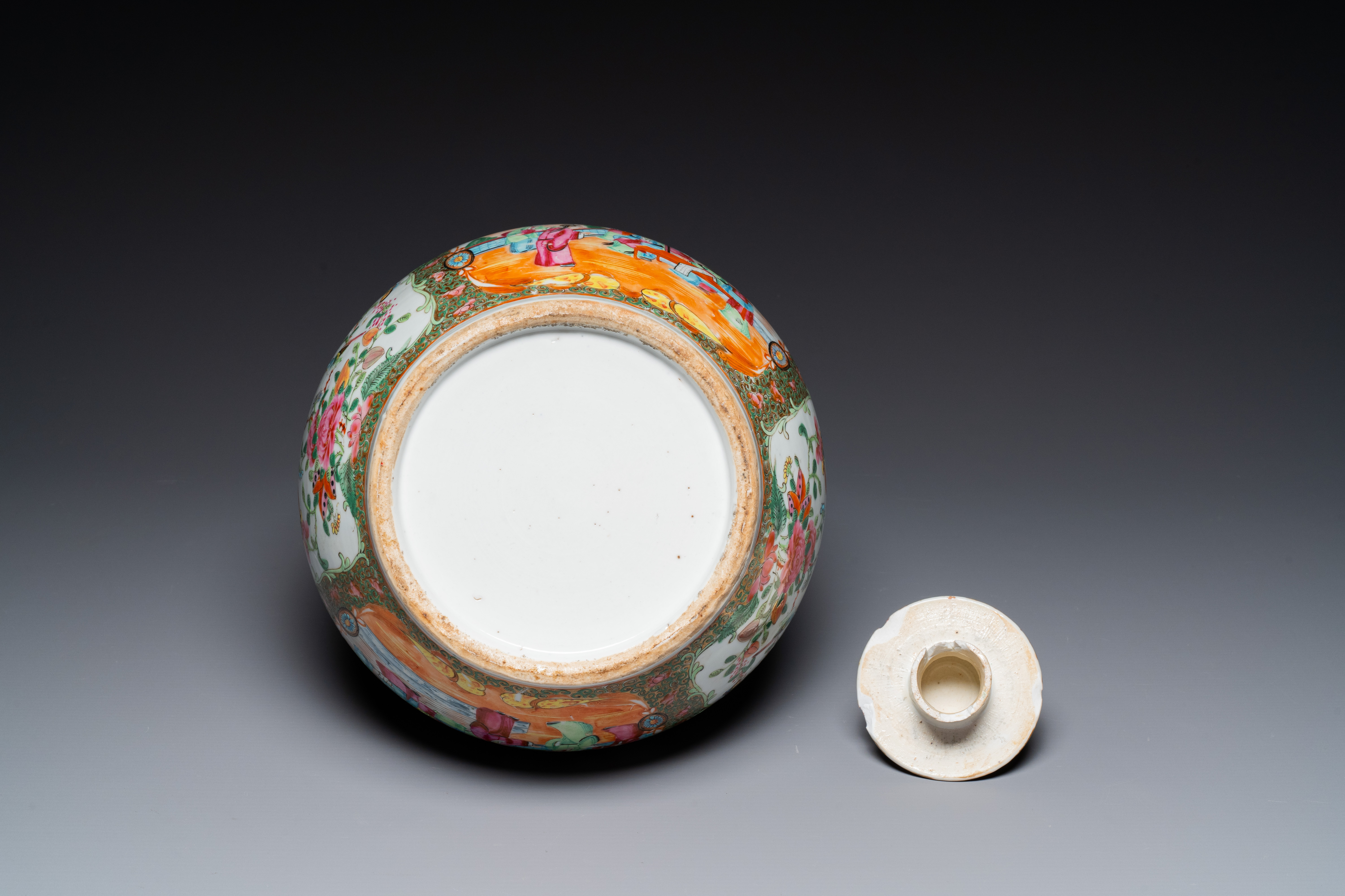 A Chinese Canton famille rose bowl and a covered bottle vase, 19th C. - Image 7 of 13