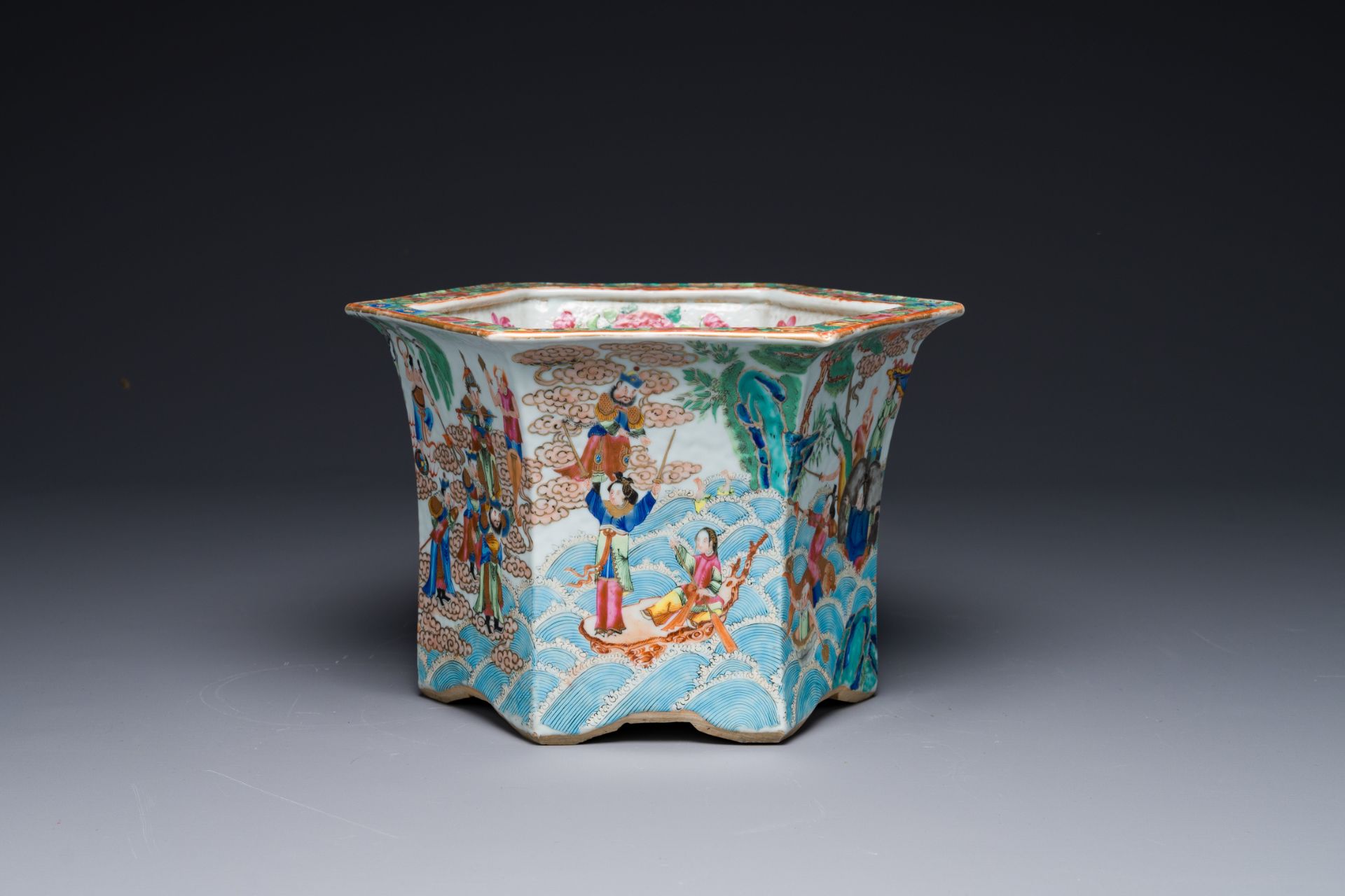 A very fine hexagonal Chinese Canton famille rose jardiniere, 19th C. - Bild 6 aus 9