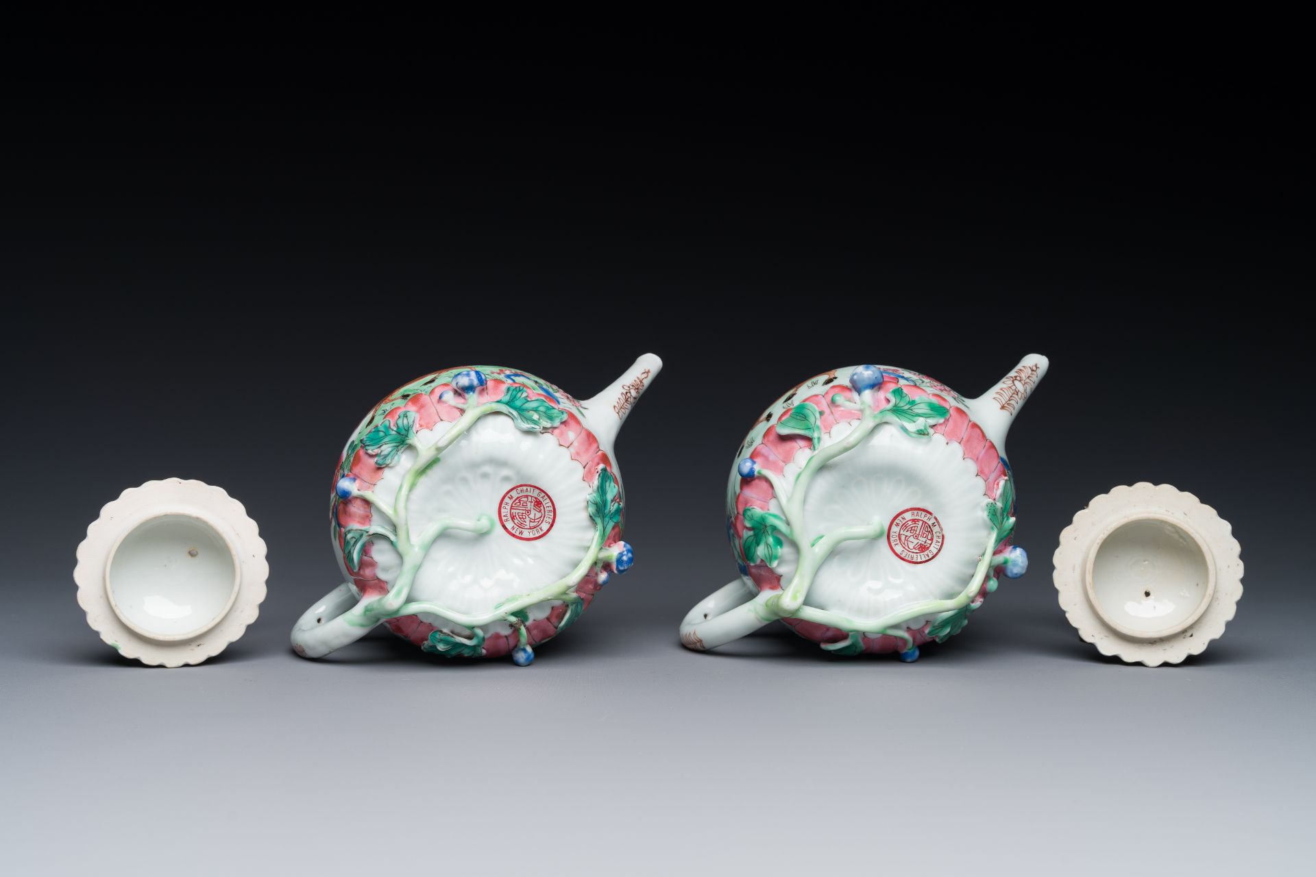 A pair of Chinese famille rose 'boy and buffalo' teapots, Yongzheng - Bild 4 aus 4