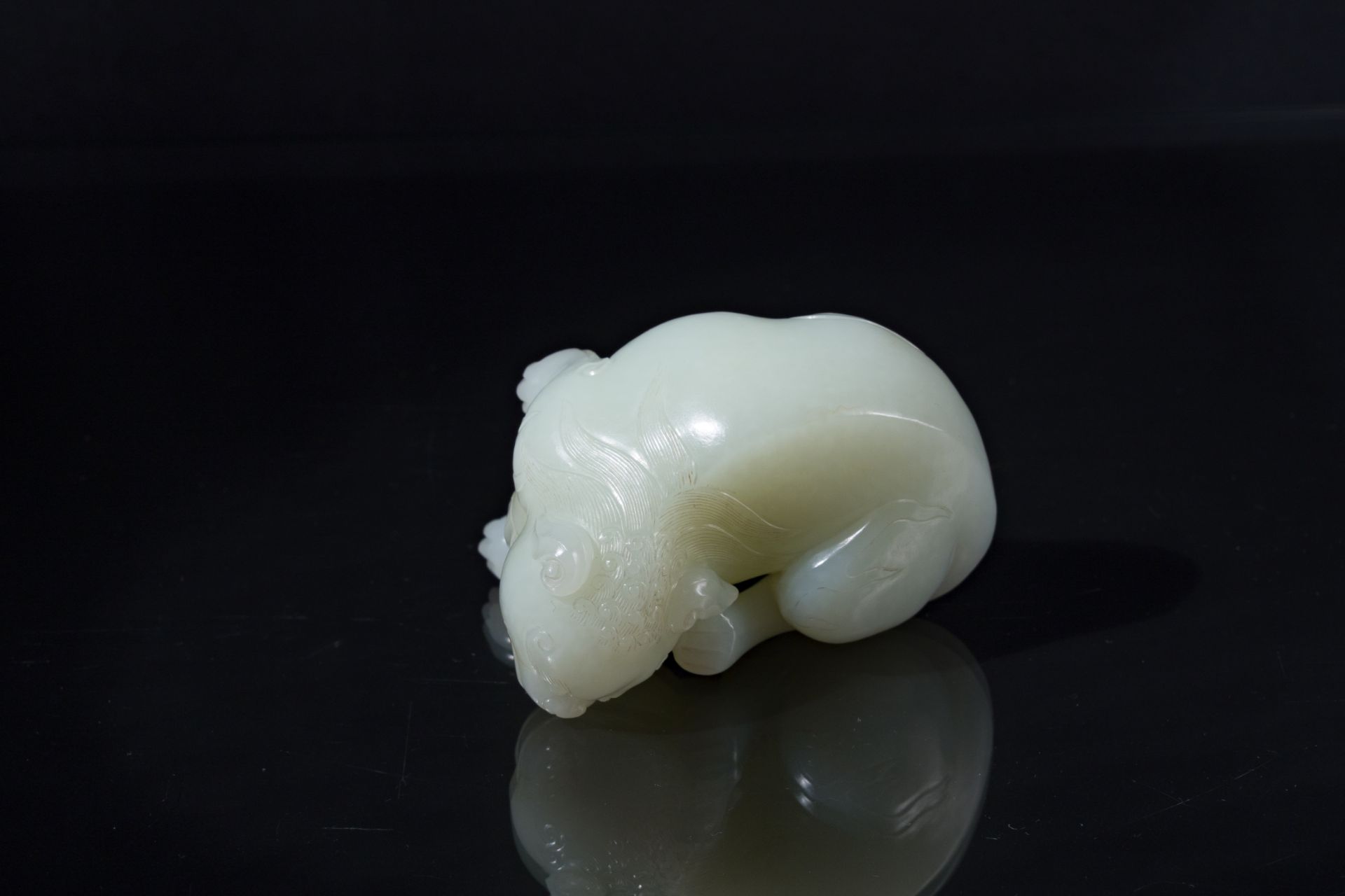 A fine Chinese celadon jade sculpture of a mythical beast, 17/18th C. - Image 7 of 7