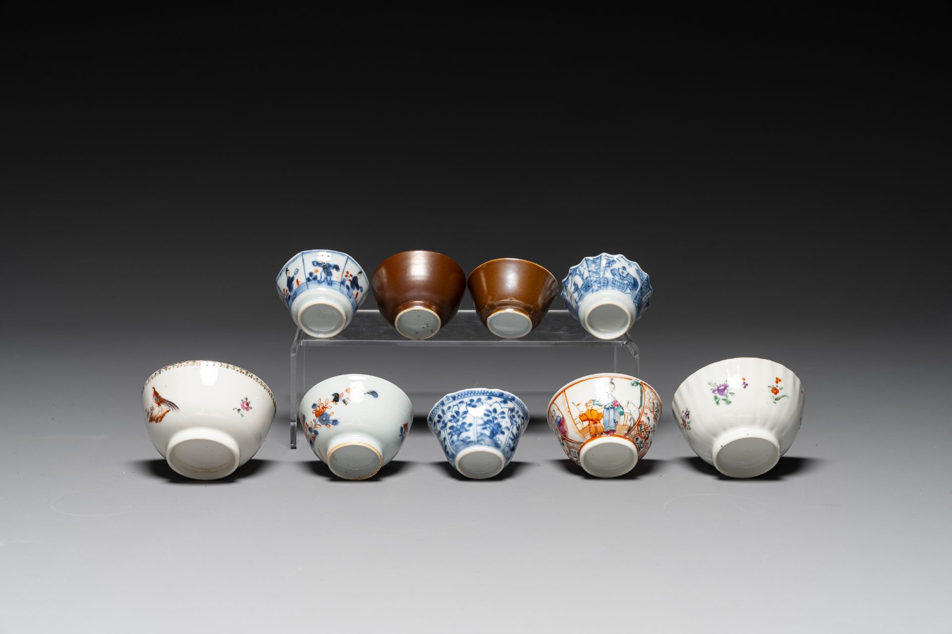 Nine Chinese blue and white, famille rose et Imari-style cups and saucers, Kangxi/Qianlong - Image 5 of 5
