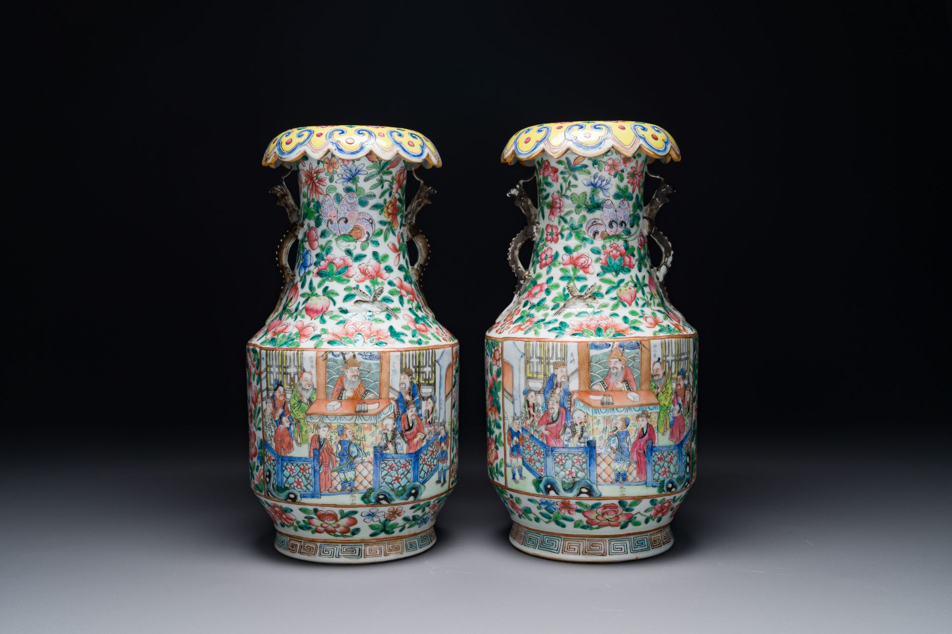 A pair of fine Chinese Canton famille rose 'Water Margin æ°´æ»¸å‚³' vases, 19th C. - Image 3 of 6