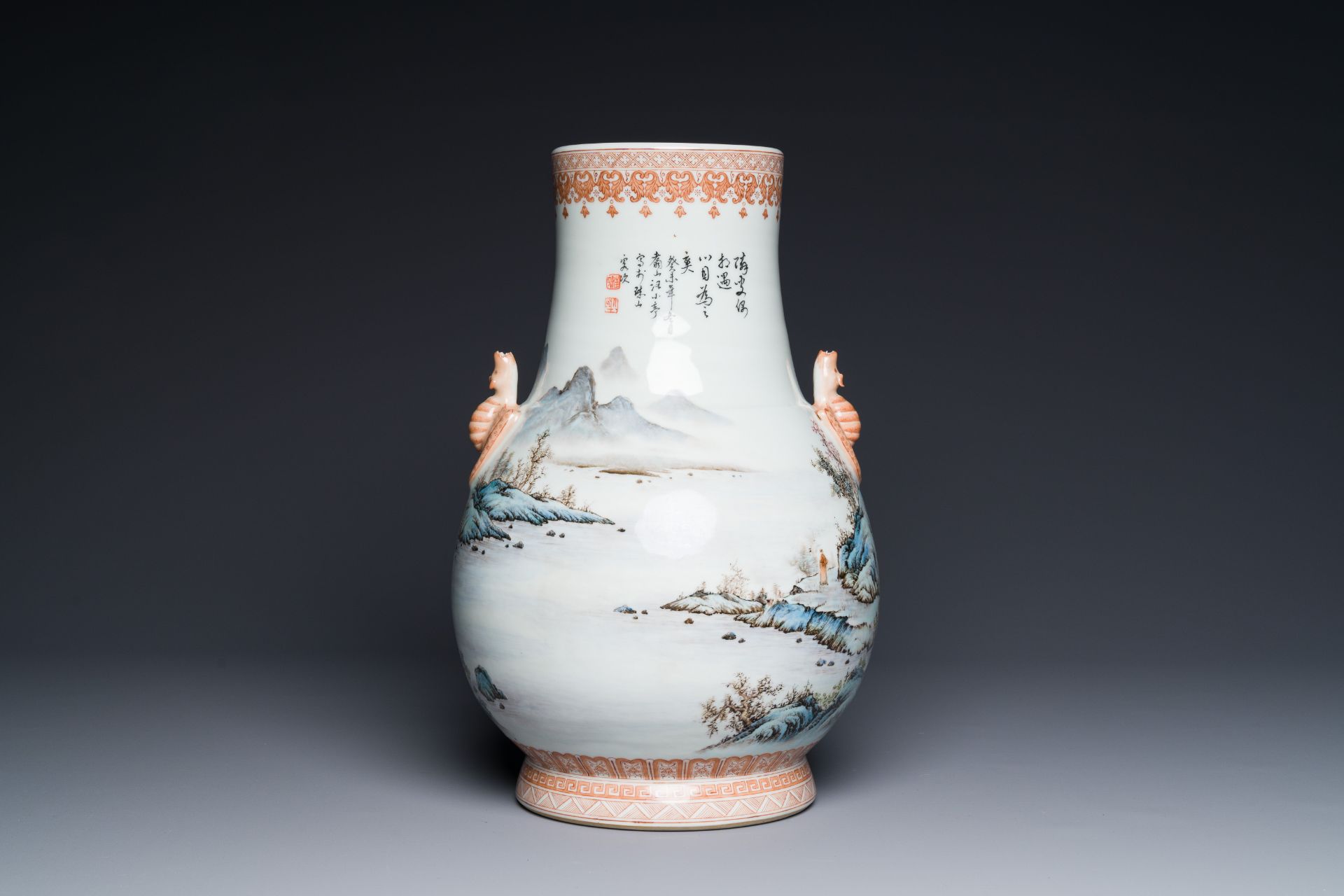 A Chinese famille rose 'hu' vase with mountainous landscape, signed Wang Xiaoting æ±ªå°äº­, dated 1 - Bild 3 aus 6