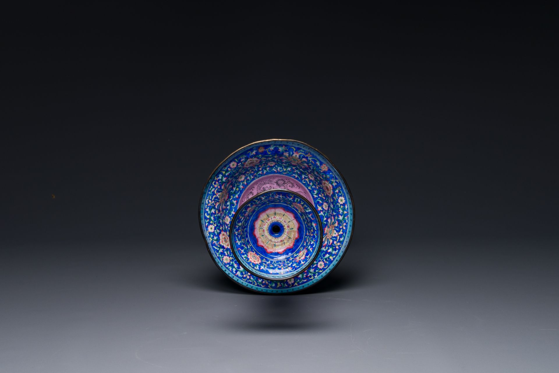 A large Chinese Canton enamel blue-ground 'shou' candlestick, Qianlong/Jiaqing - Bild 4 aus 5