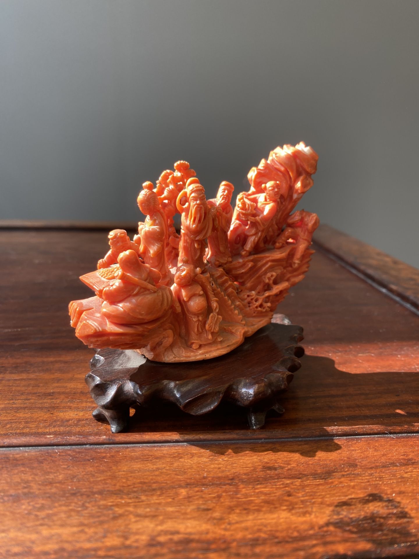 A Chinese red coral 'Eight Immortals' group on wooden stand, 19/20th C. - Bild 7 aus 14