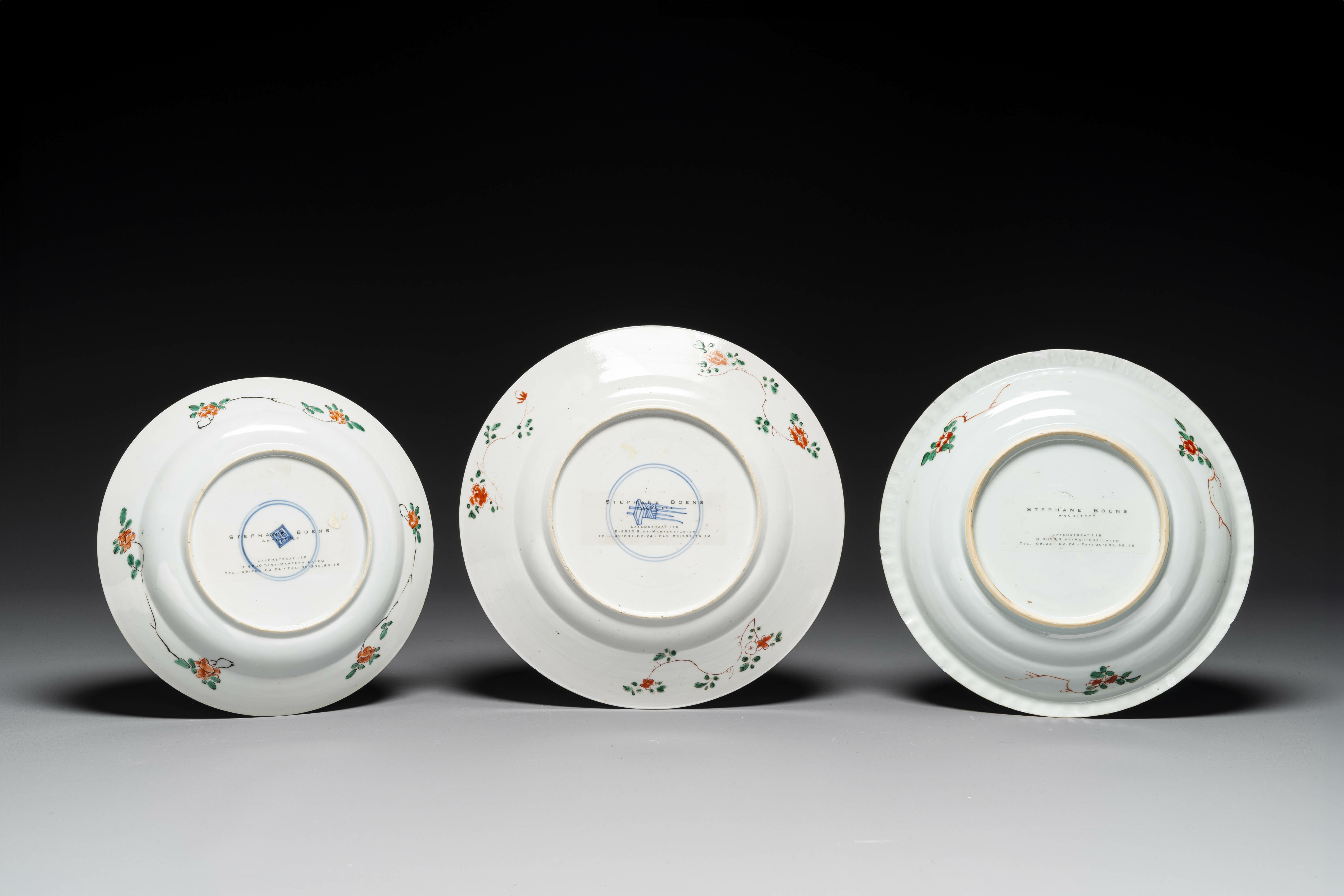 Three Chinese famille verte plates and a teapot, Kangxi - Image 3 of 7