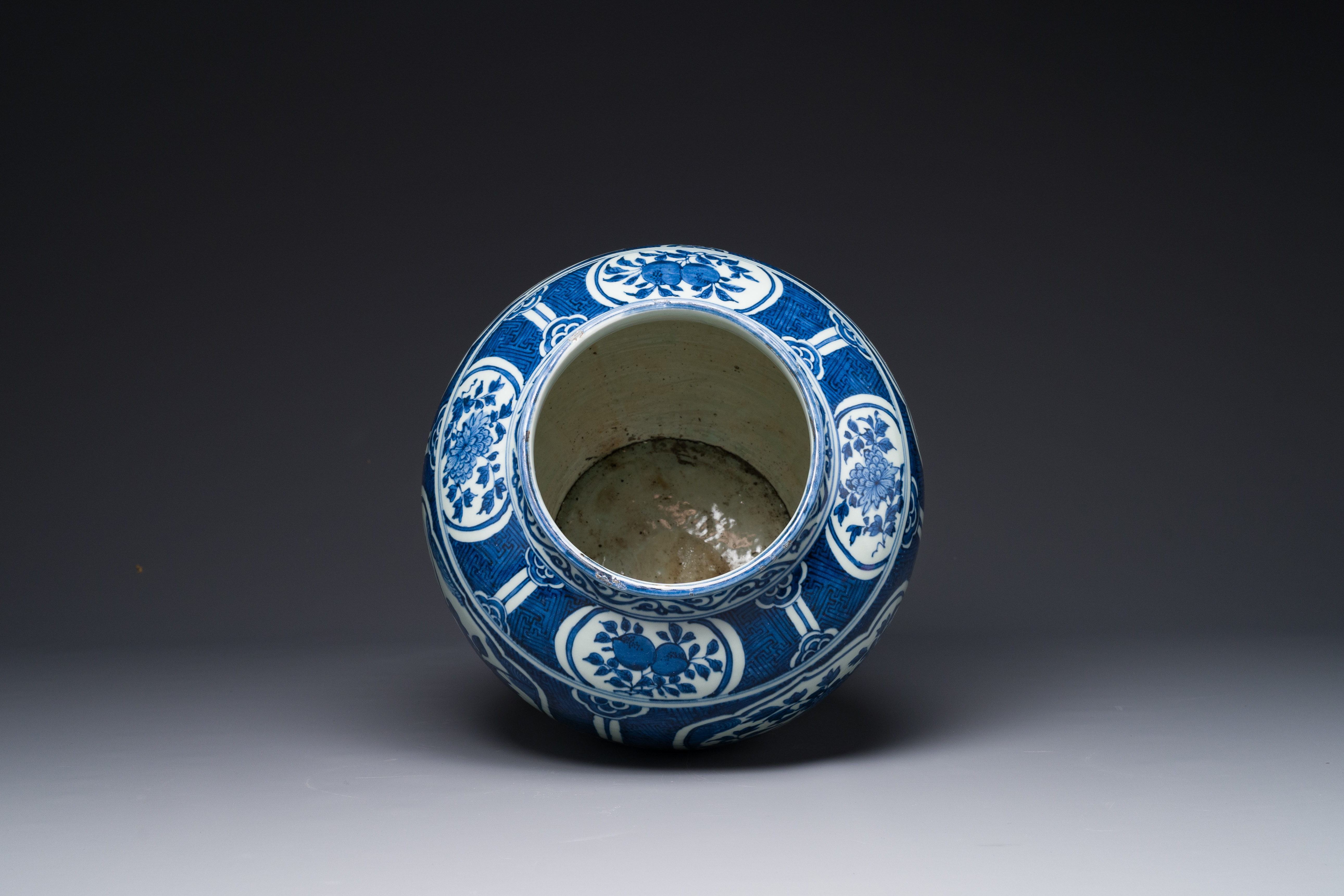 A Chinese blue and white jar and cover with floral design, Wanli - Image 6 of 7