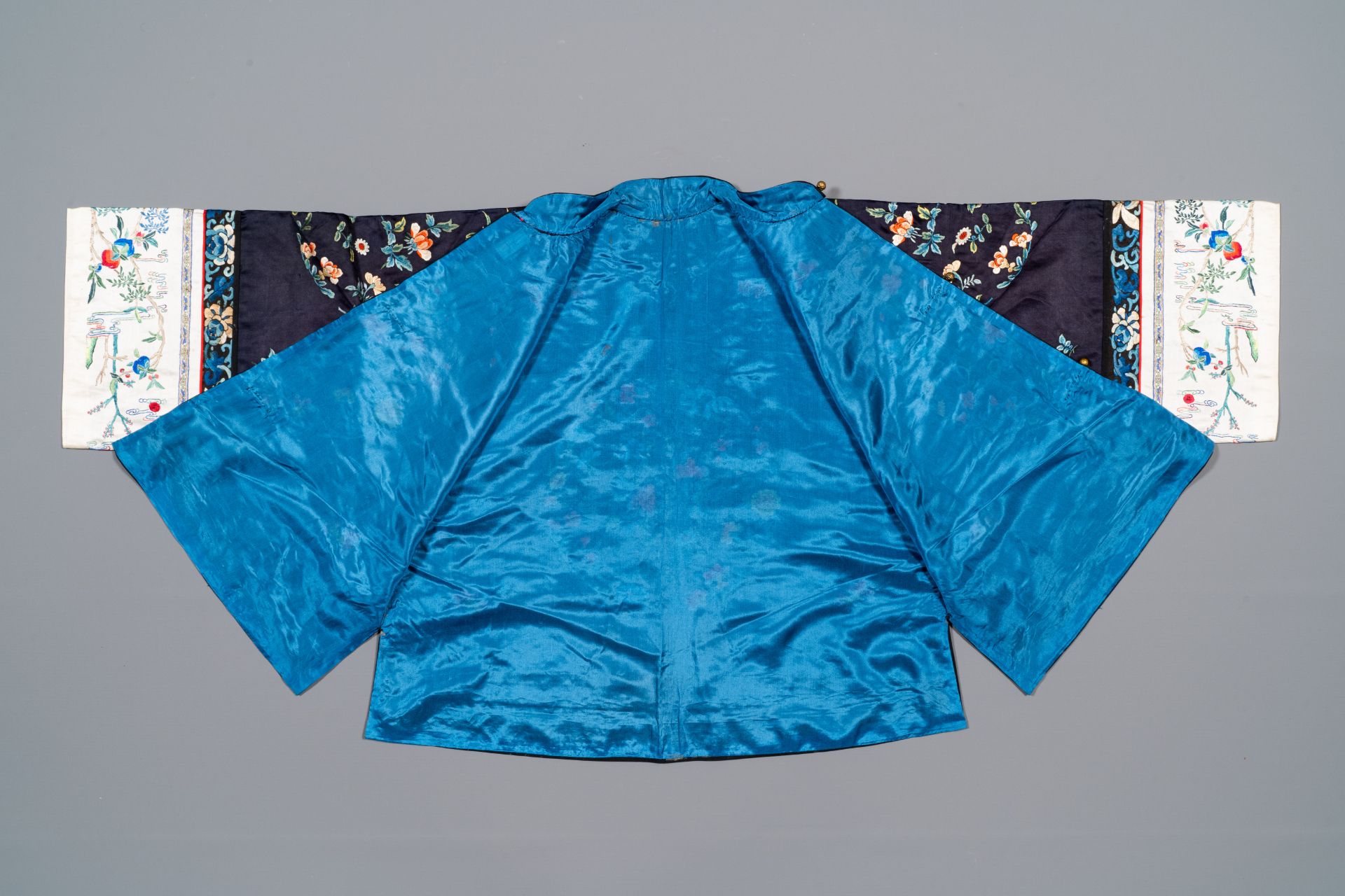 A group of eight pieces of Chinese embroidered silk, 19/20th C. - Bild 6 aus 8