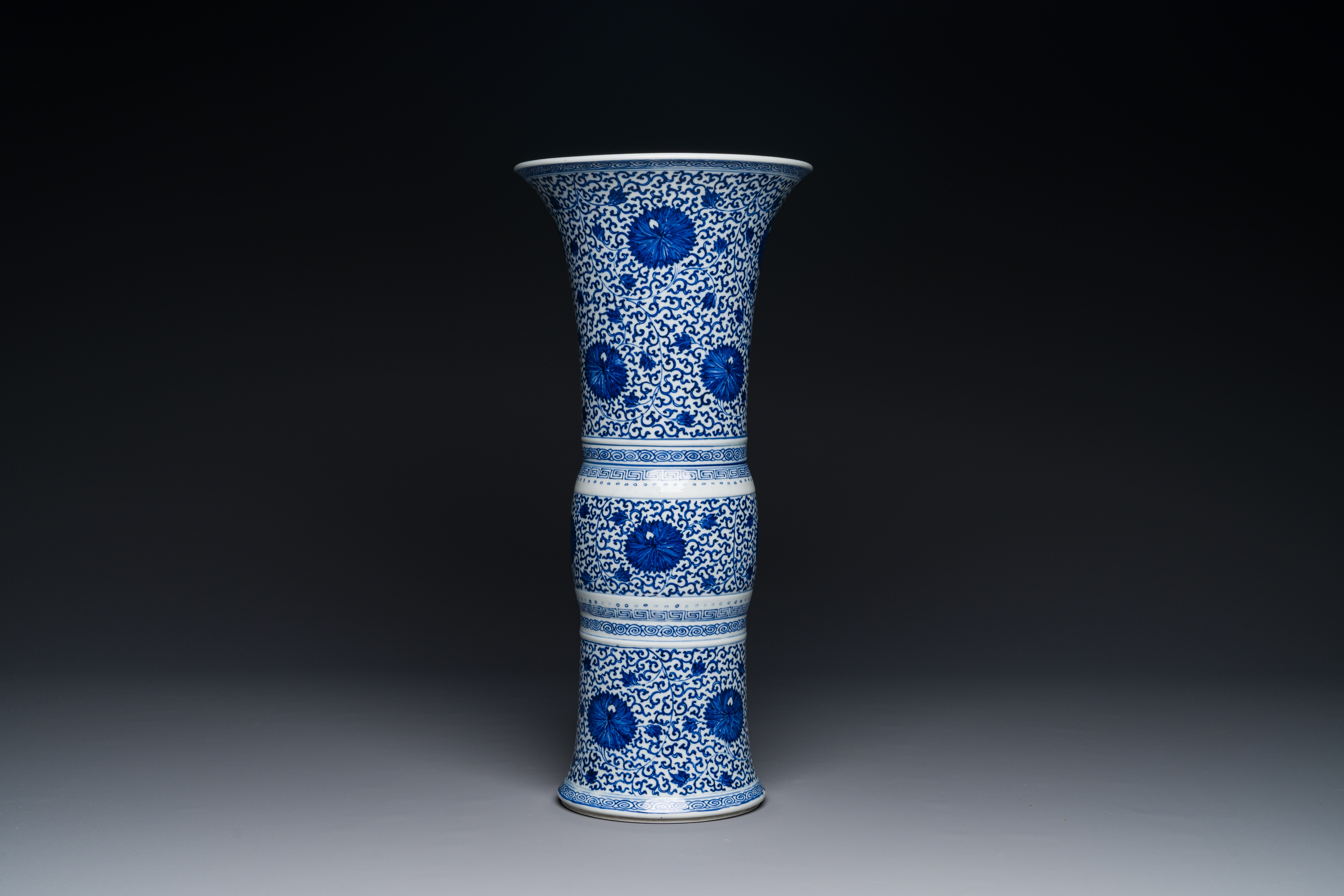 A Chinese blue and white 'chrysanthemum scroll' 'gu' vase, Kangxi - Image 5 of 7