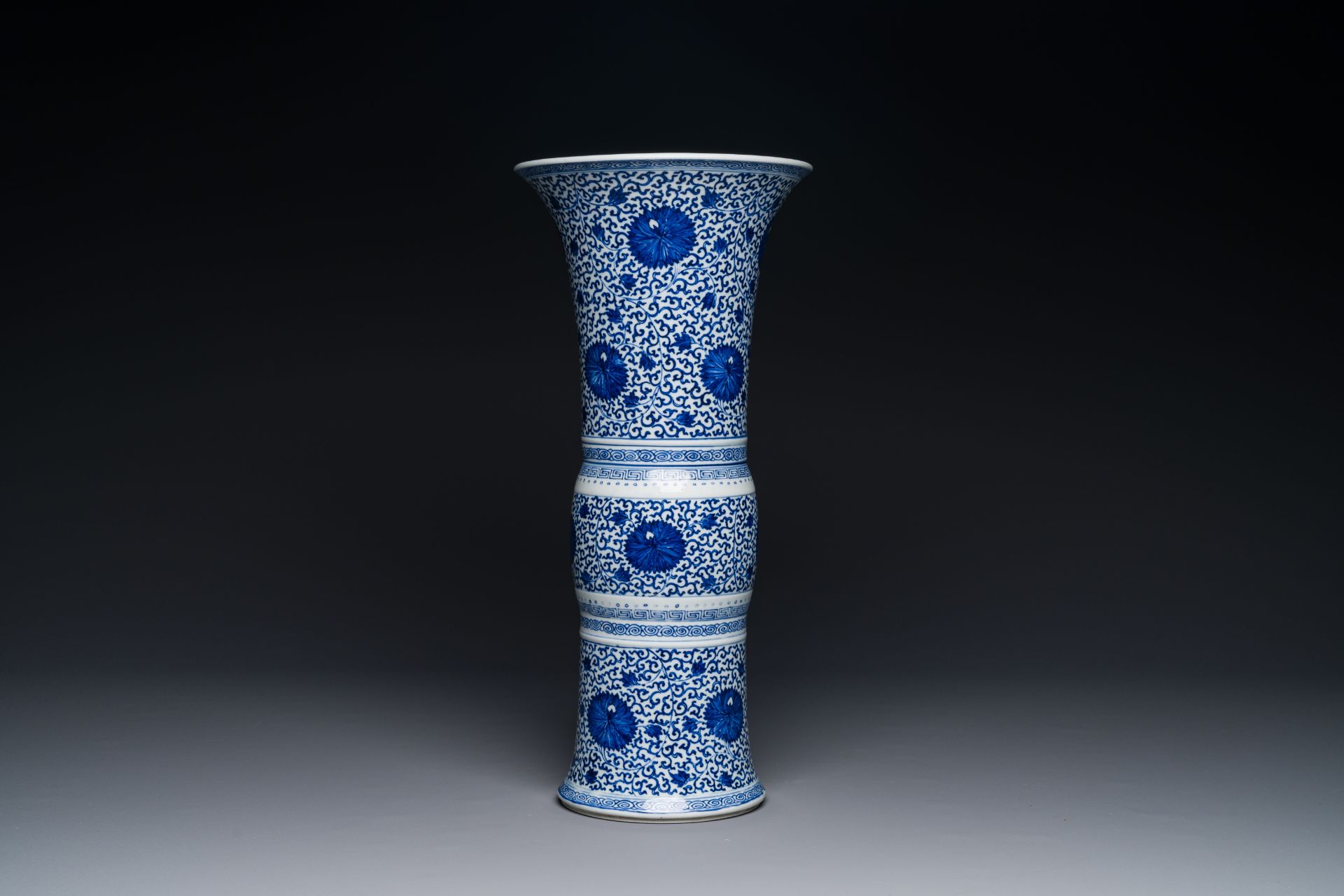 A Chinese blue and white 'chrysanthemum scroll' 'gu' vase, Kangxi - Bild 5 aus 7