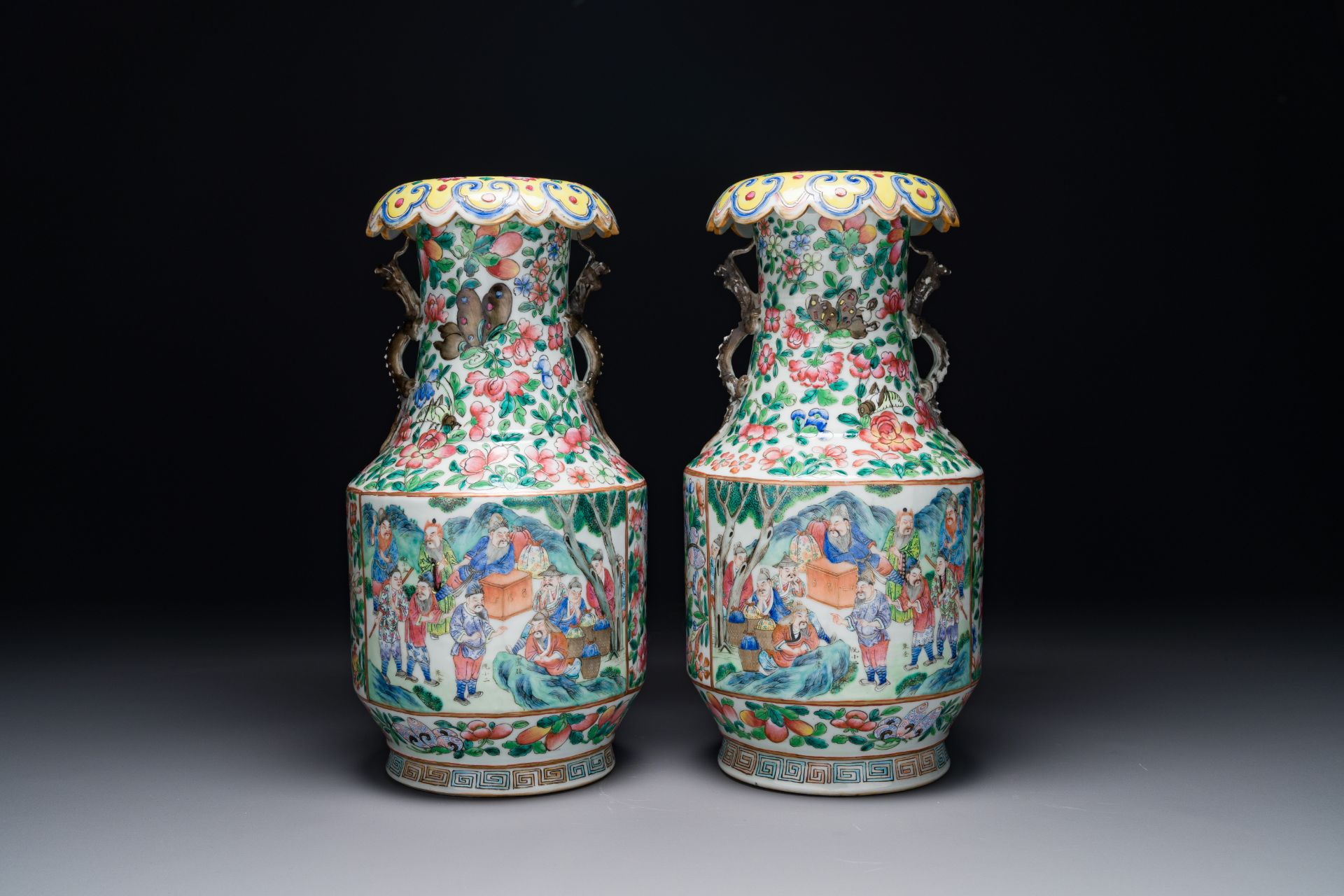 A pair of fine Chinese Canton famille rose 'Water Margin æ°´æ»¸å‚³' vases, 19th C.