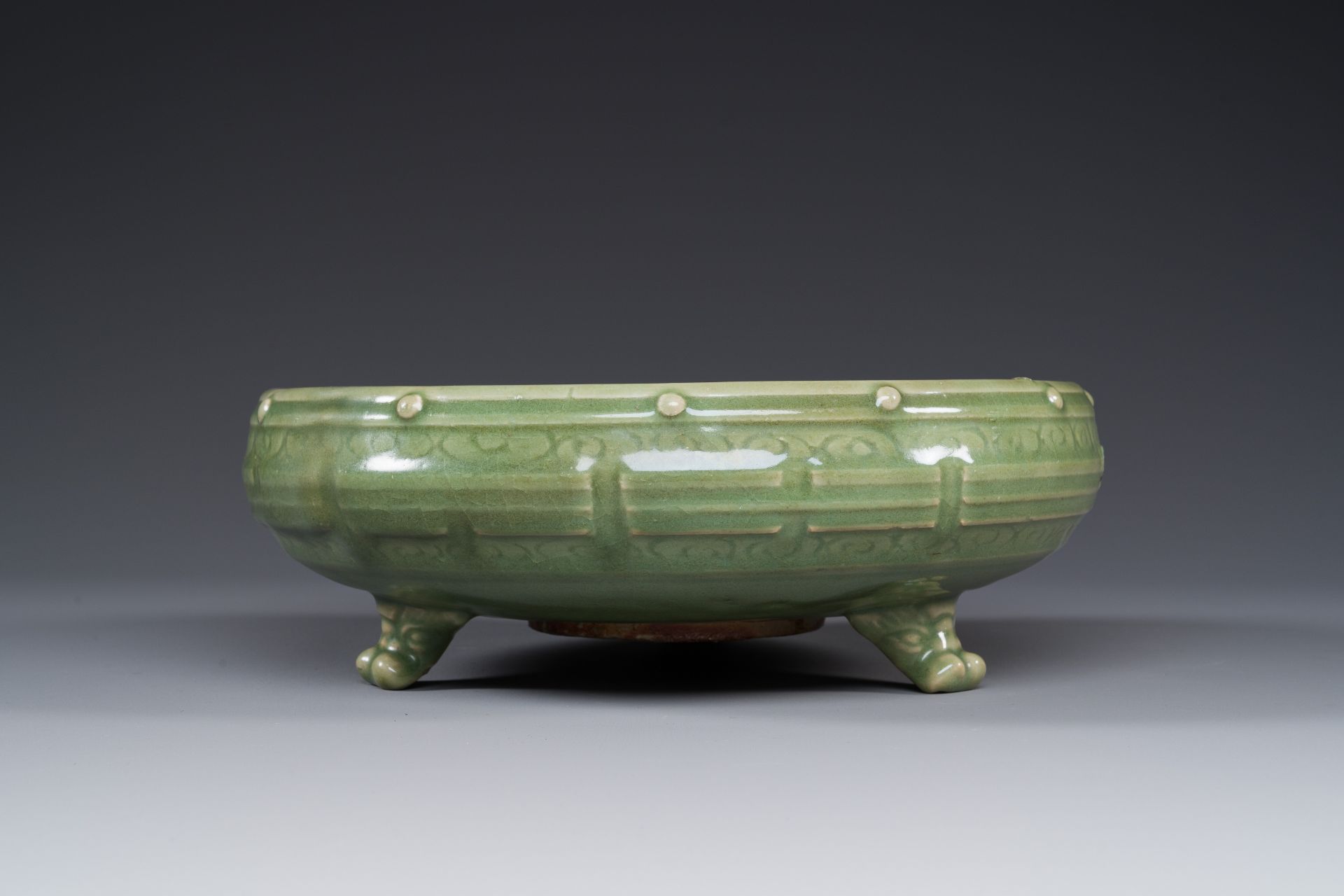 A Chinese Longquan celadon tripod censer on wooden stand, Yuan/Ming - Bild 4 aus 10