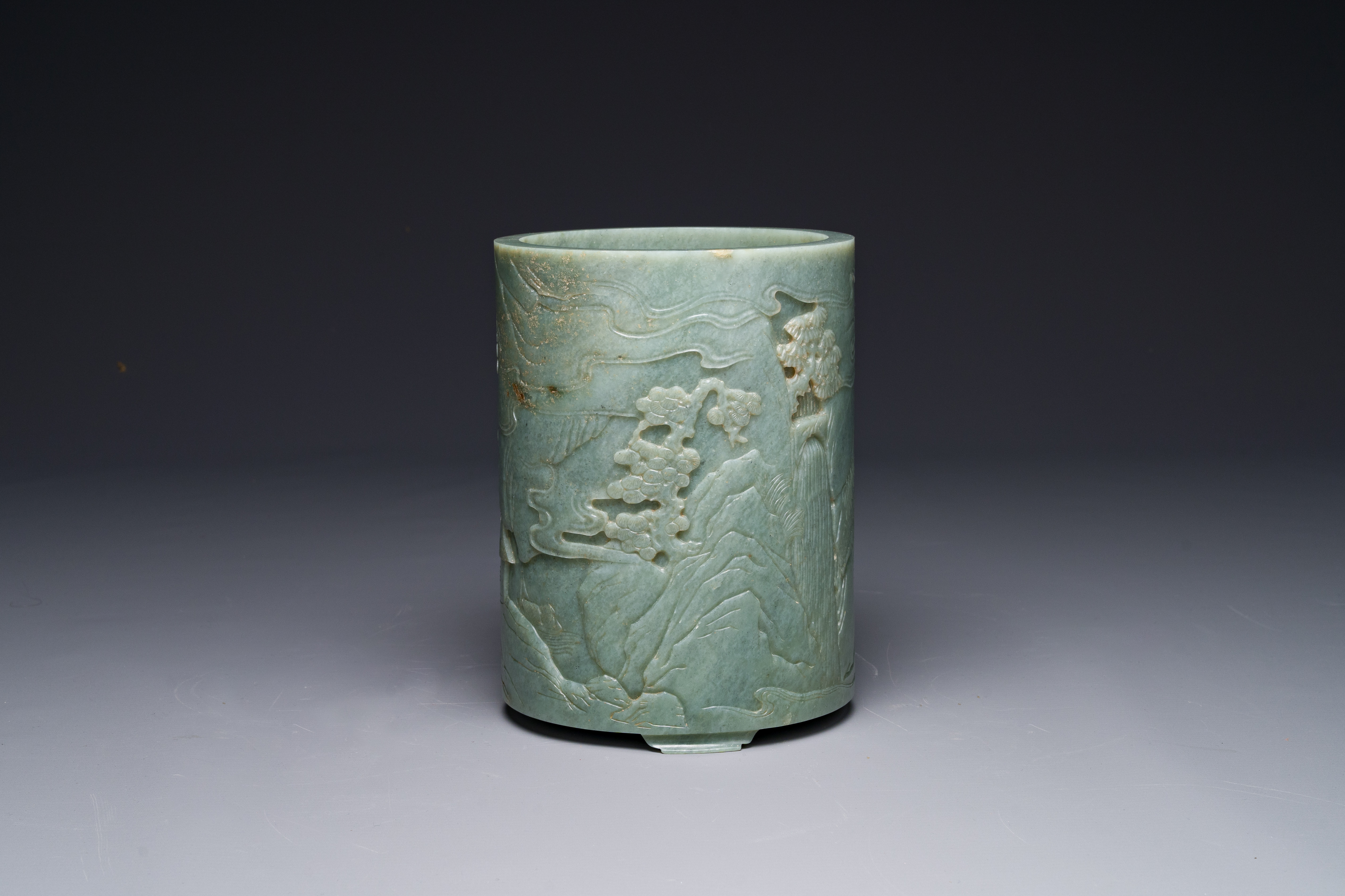 A Chinese spinach jade brush pot with relief design, 18th C. - Image 5 of 7